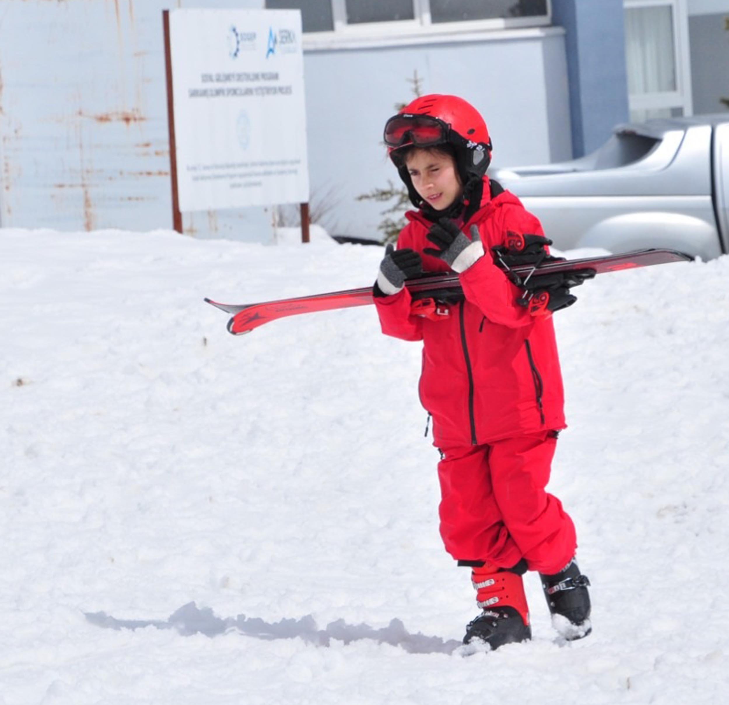 Kars'ta 2 bin ilkokul öğrencisi kayakla tanıştı / Ek fotoğraflar