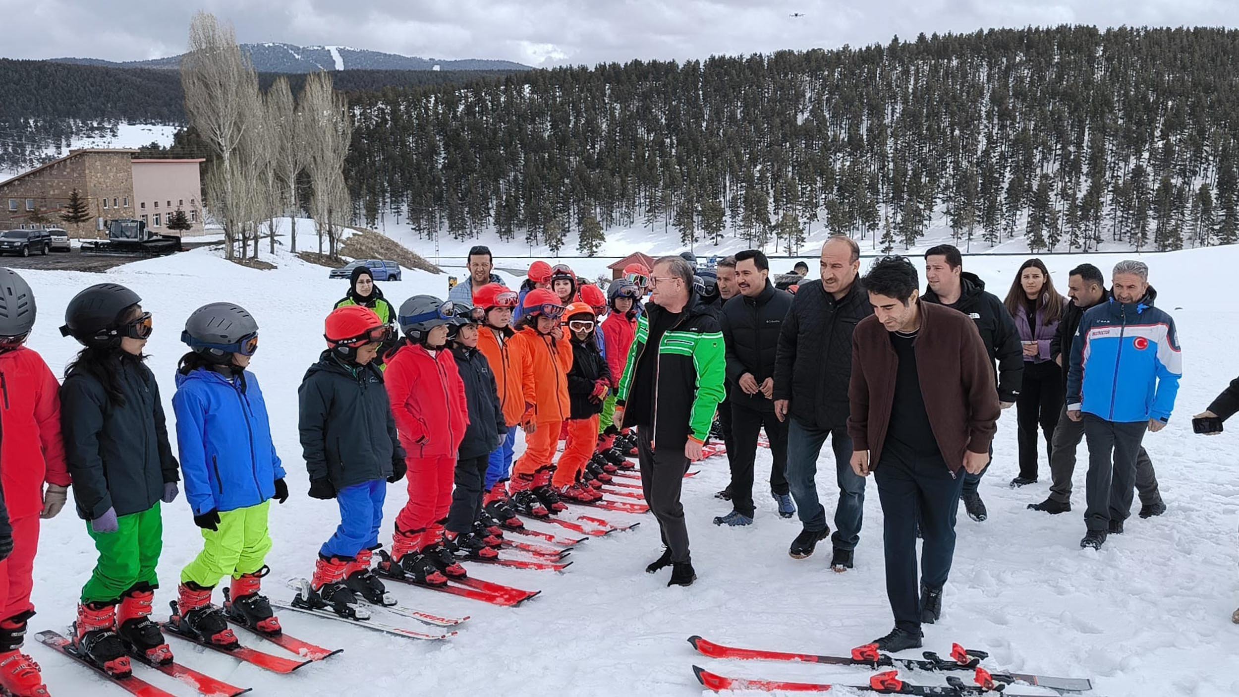 Kars'ta 2 bin ilkokul öğrencisi kayakla tanıştı