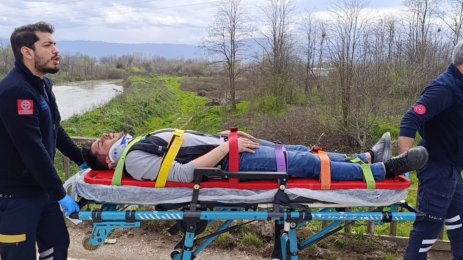 Kazada savrulan hafif ticari araç, dere yatağına uçtu: 4 yaralı