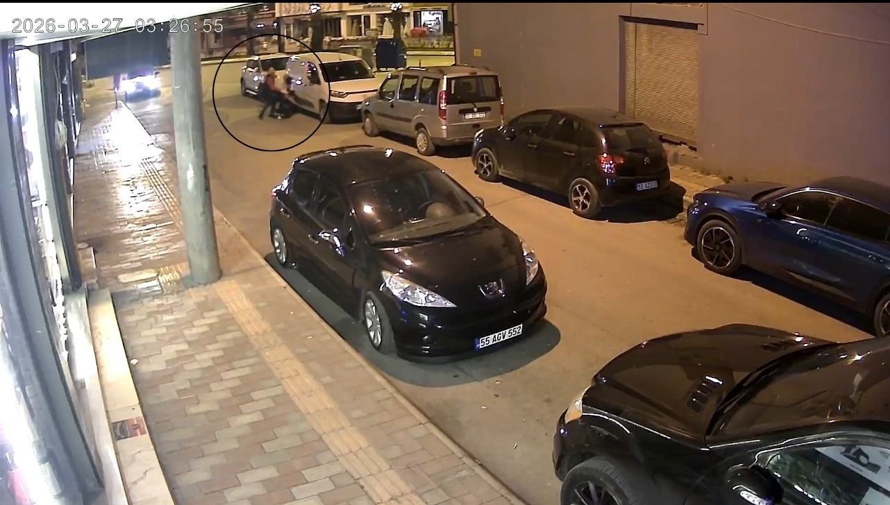 Kendisini darbeden kişiyi tabancayla vurup ağır yaraladı; olay kamerada