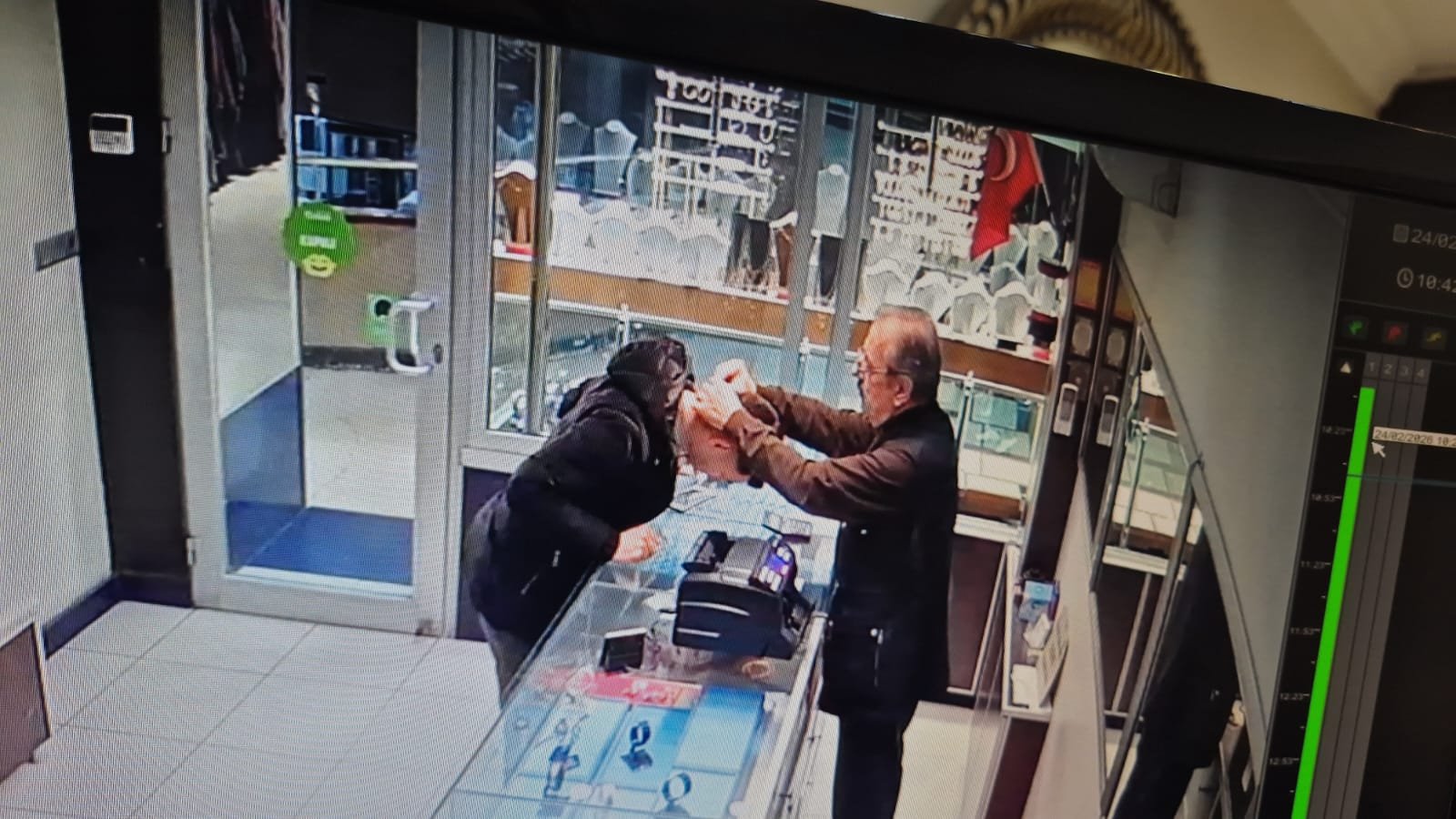 Kendisini polis olarak tanıtıp, bilezik alarak kaçan şüpheli tutuklandı