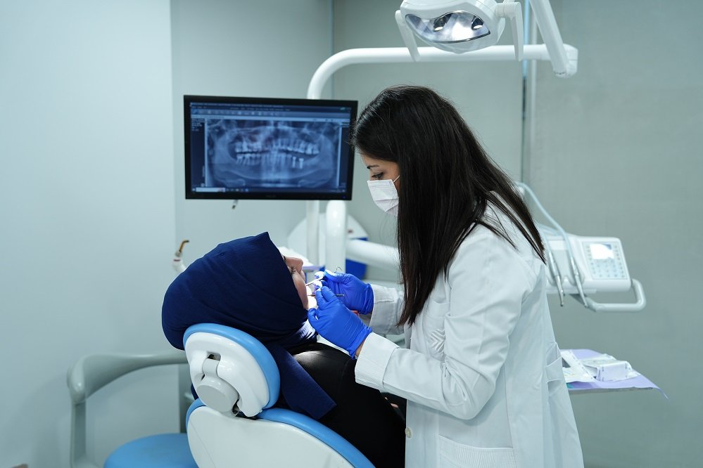 'Kontrolsüz kullanılan beyazlatıcılar ağız sağlığında kalıcı tahribata yol açıyor'