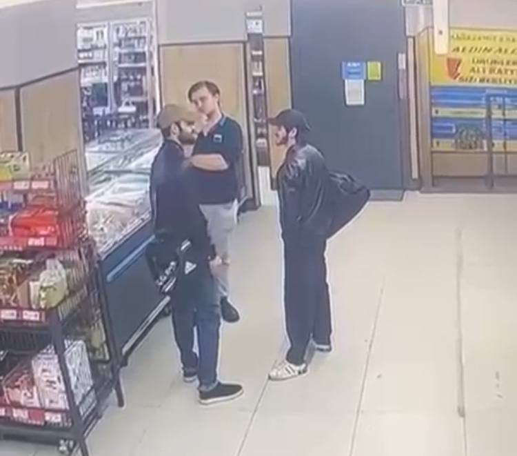 Küçükçekmece'de kendilerinden şüphelenen market çalışanına yumruk atıp kaçtılar