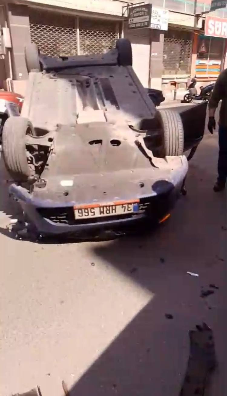 Küçükçekmece'de park halindeki cipe çarpan otomobil takla attı