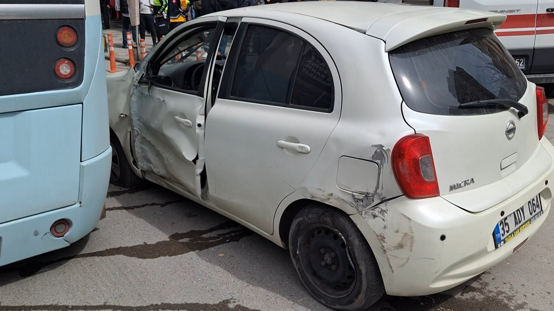 Maltepe'de yolcu minibüsüyle otomobil çarpıştı: 3 yaralı