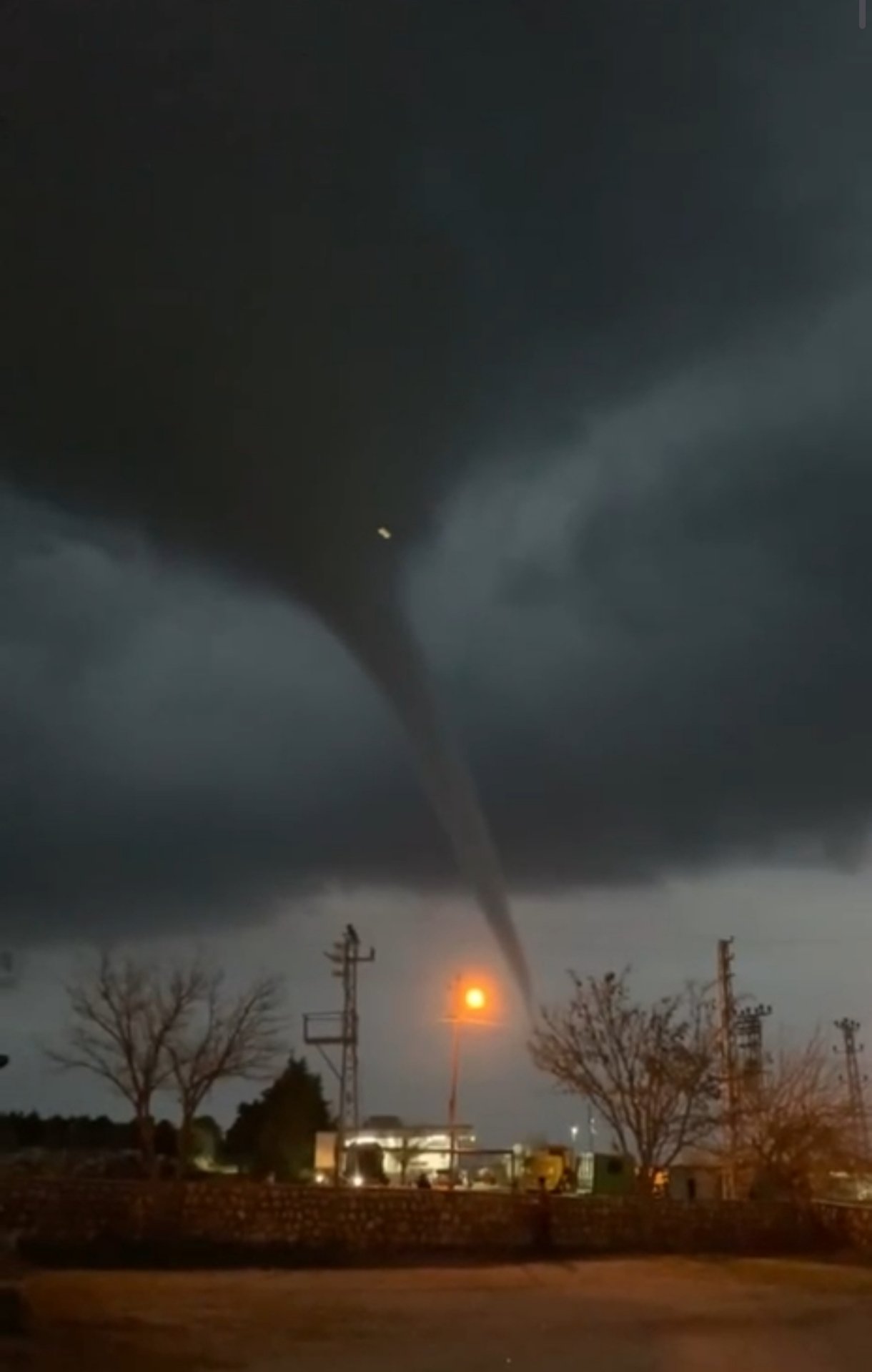 Mardin'de sağanak öncesi çıkan hortum kamerada