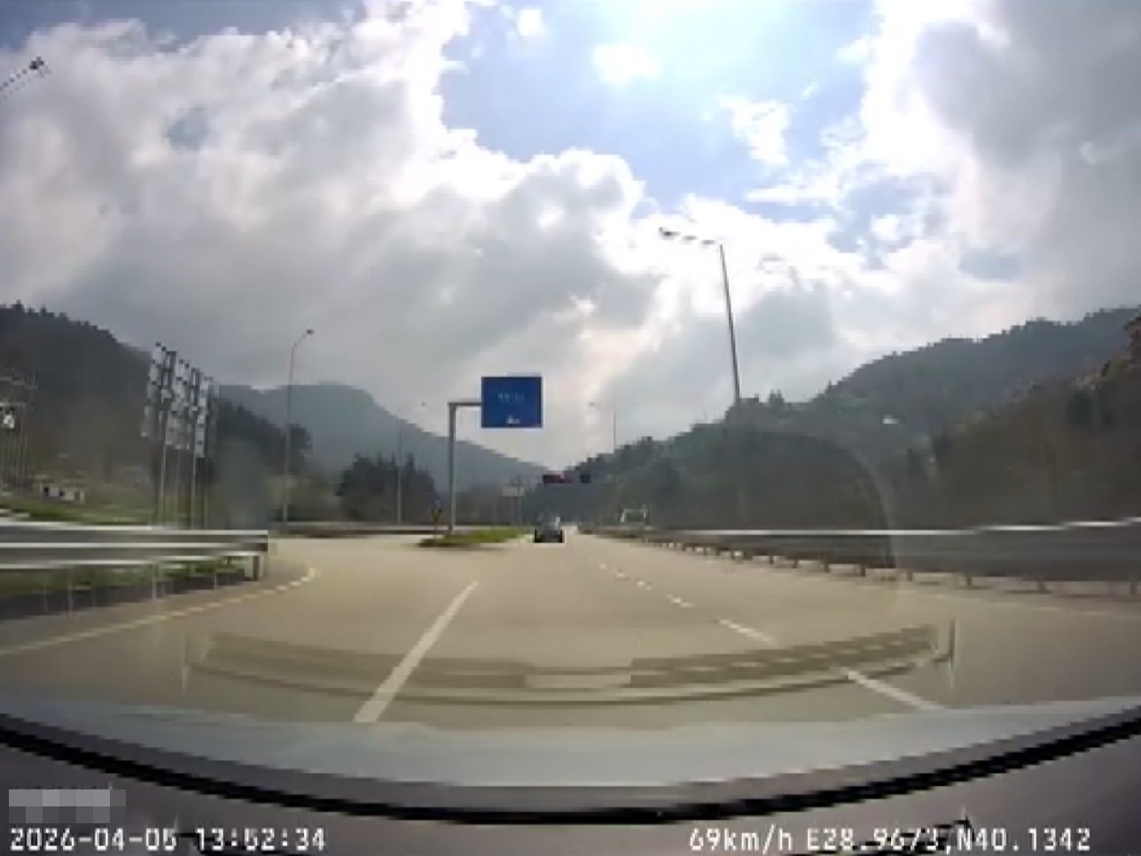 Minibüsüyle ters yönde ilerleyip trafiği tehlikeye attığı anlar kamerada