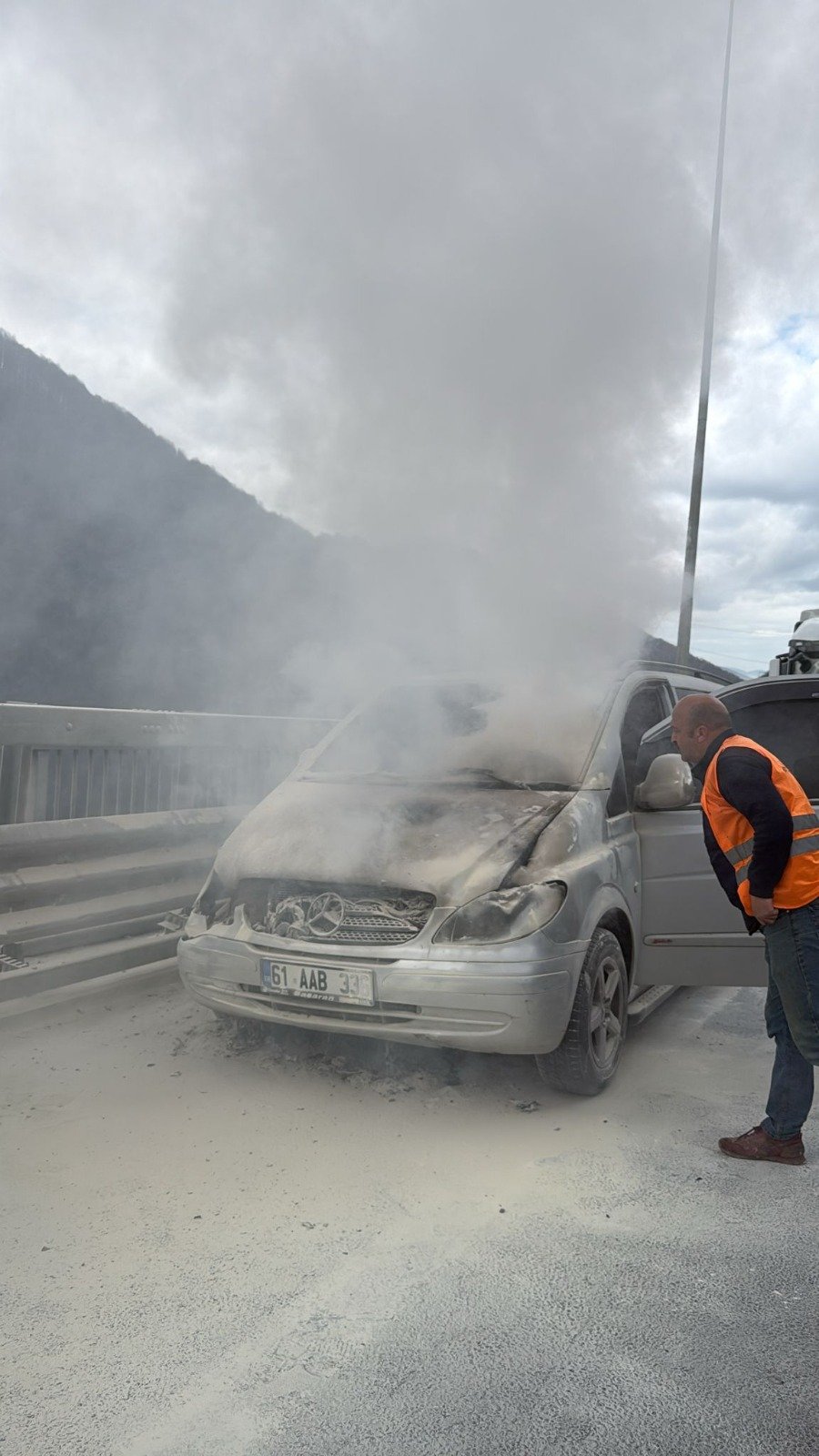 Motor kısmından alev alan minibüs yandı