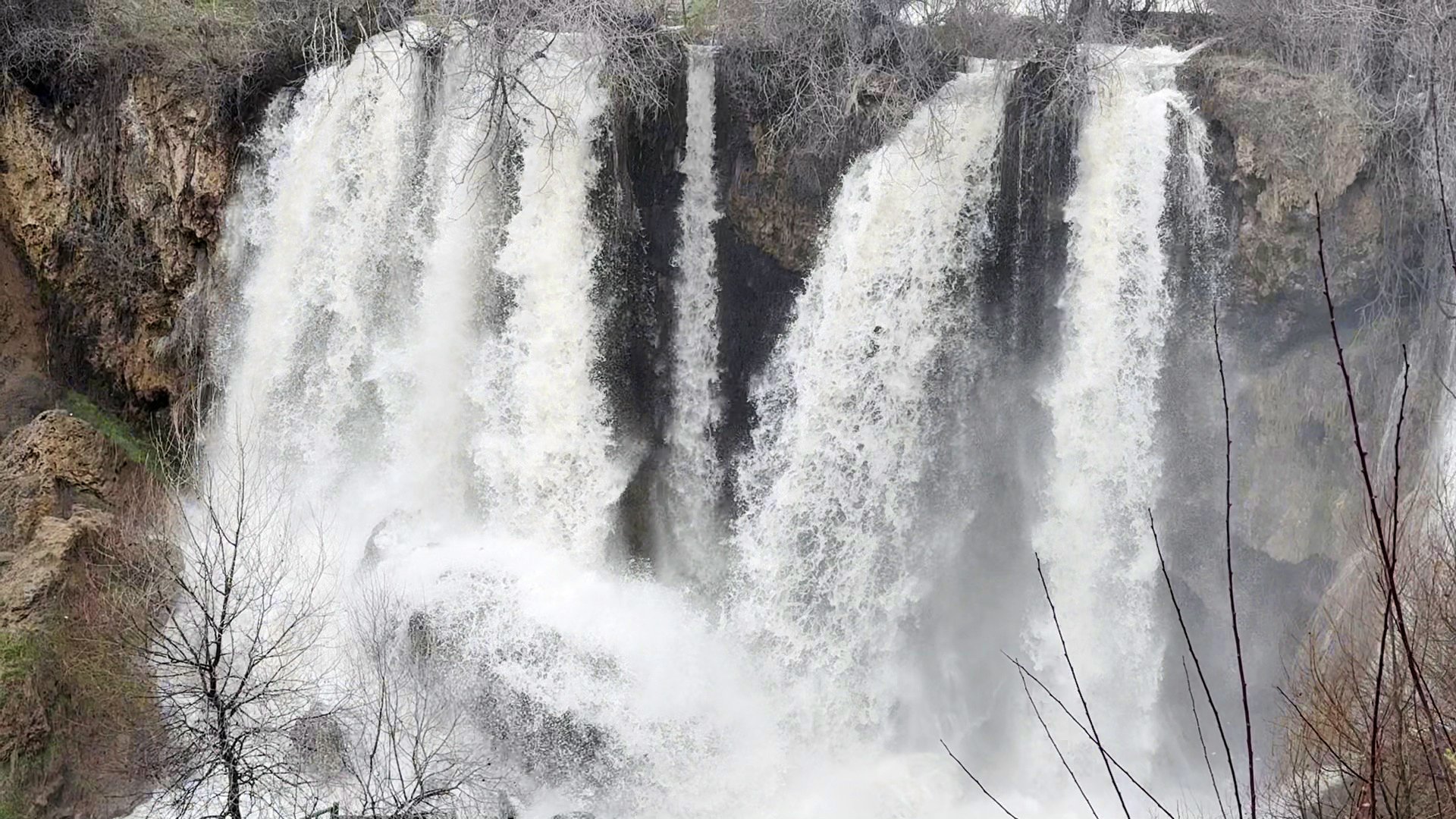 Obrukla oluşan Sızır Şelalesi, son yağışlarla coştu