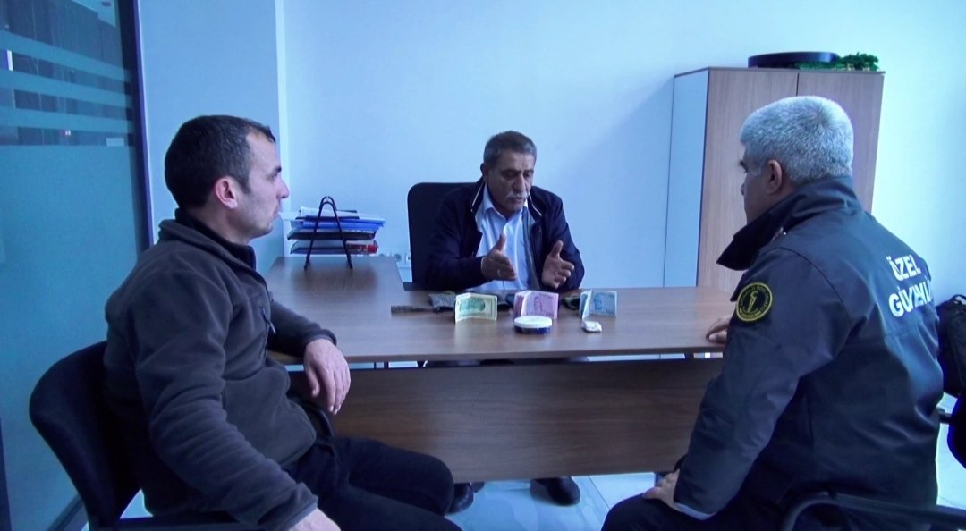 Otobüste unutulan içinde 600 bin liralık altın ve bir miktar para olan çanta sahibine ulaştırıldı