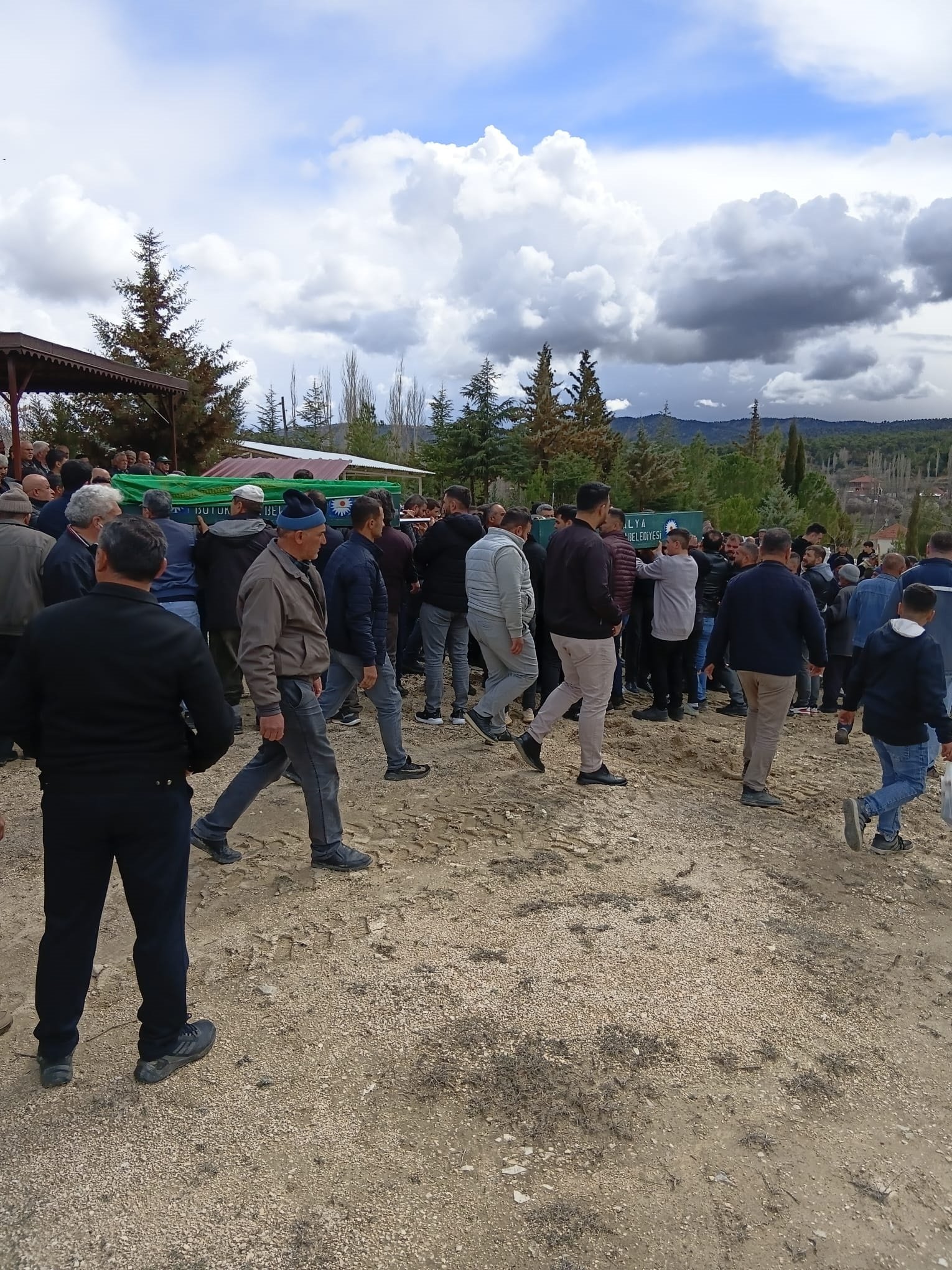 Otomobil ağaca çarptı: 2 ölü, 2 yaralı (3)