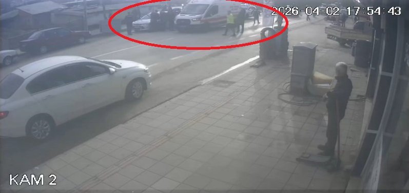 Otomobille giderken silahlı saldırıya uğradı, yaralı halde kaçıp polise sığındı; o anlar kamerada
