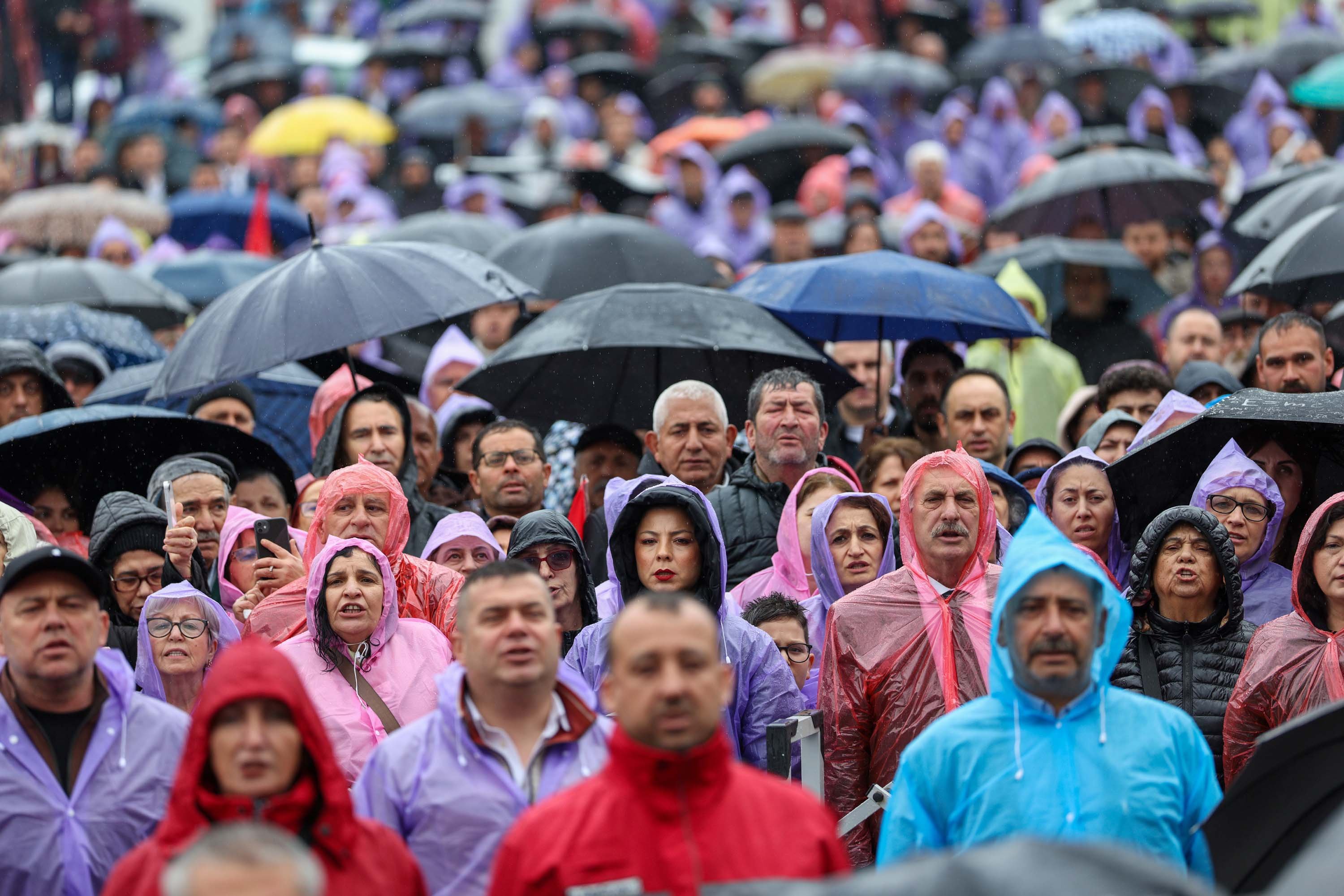 Özgür Özel: Normal bir siyasi parti kaldırdığımız yükün 10'da birinde ezilir