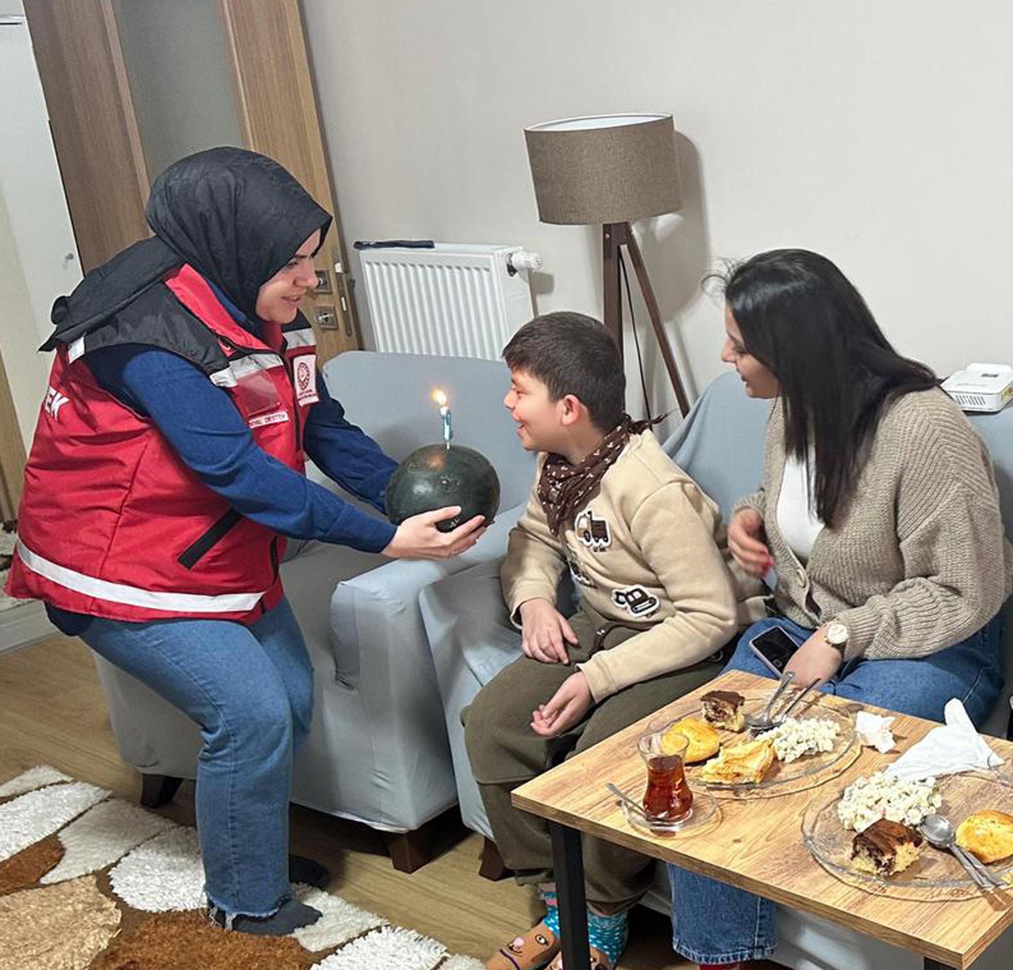 Pastaya alerjisi olan otizmli Egecan'a karpuzlu doğum günü kutlaması