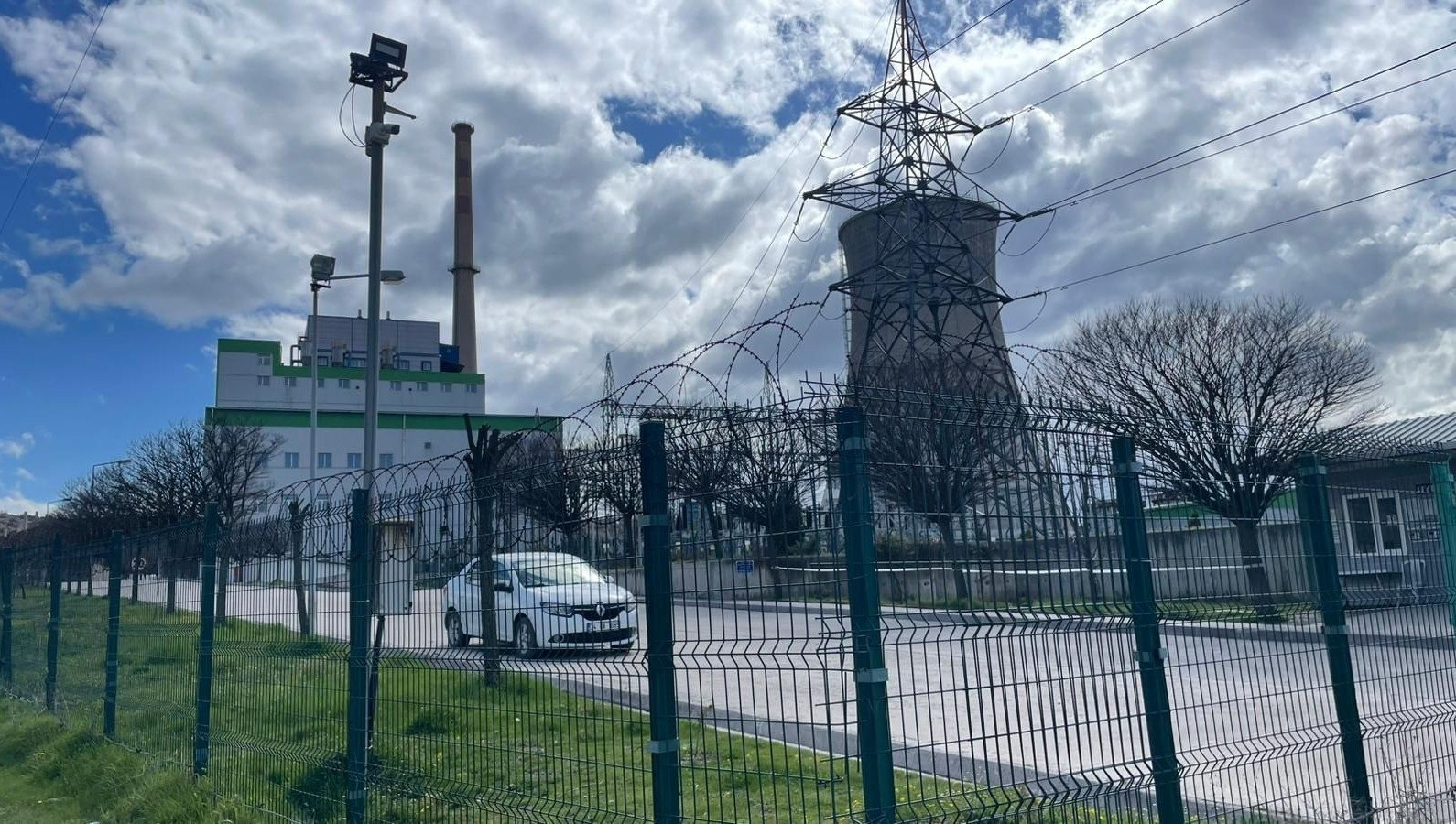 Santral işçileri, ücretsiz izne karşı eylem yaptı