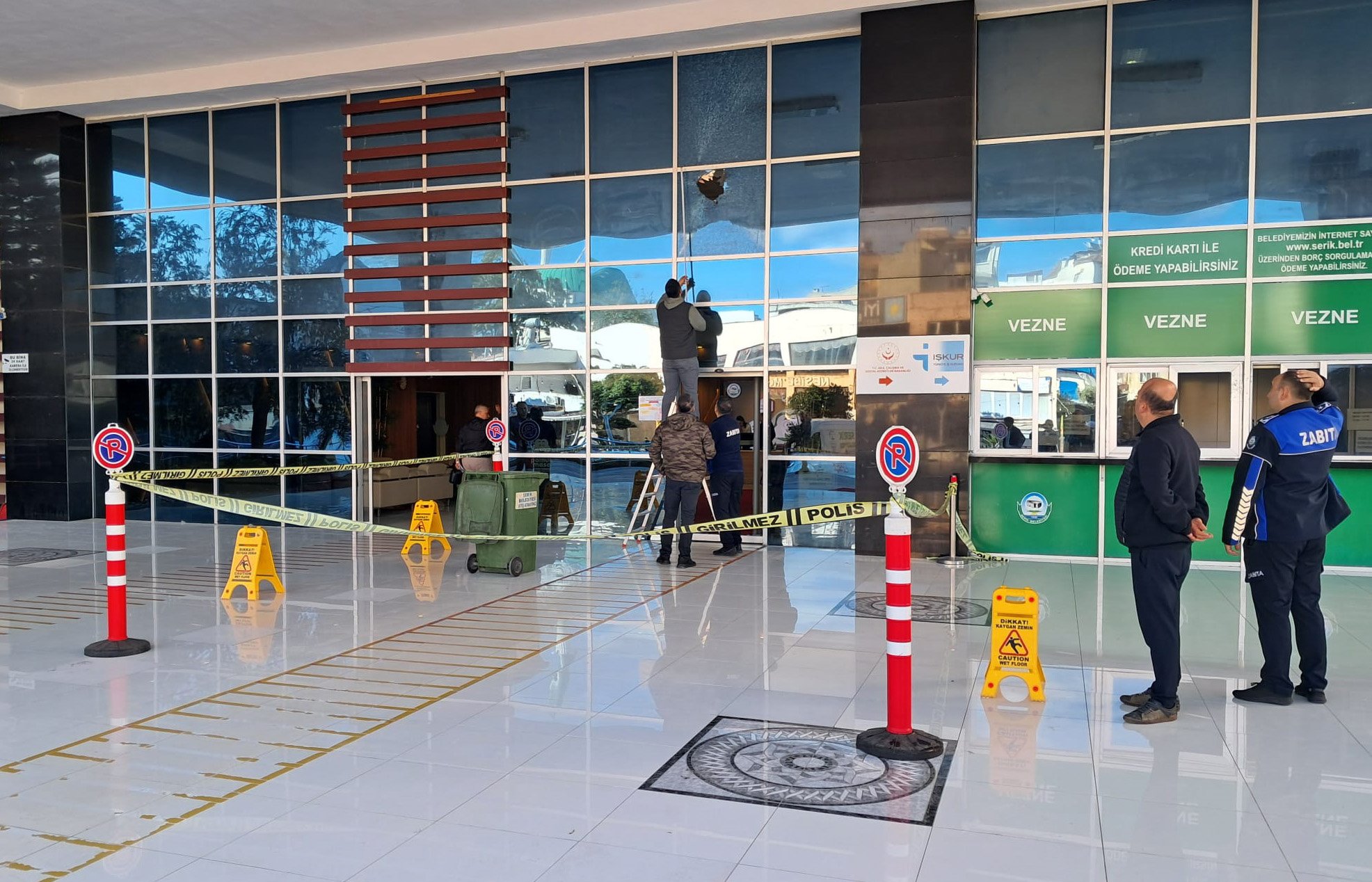 Serik Belediye binasına av tüfeğiyle ateş açan şüpheli gözaltına alındı