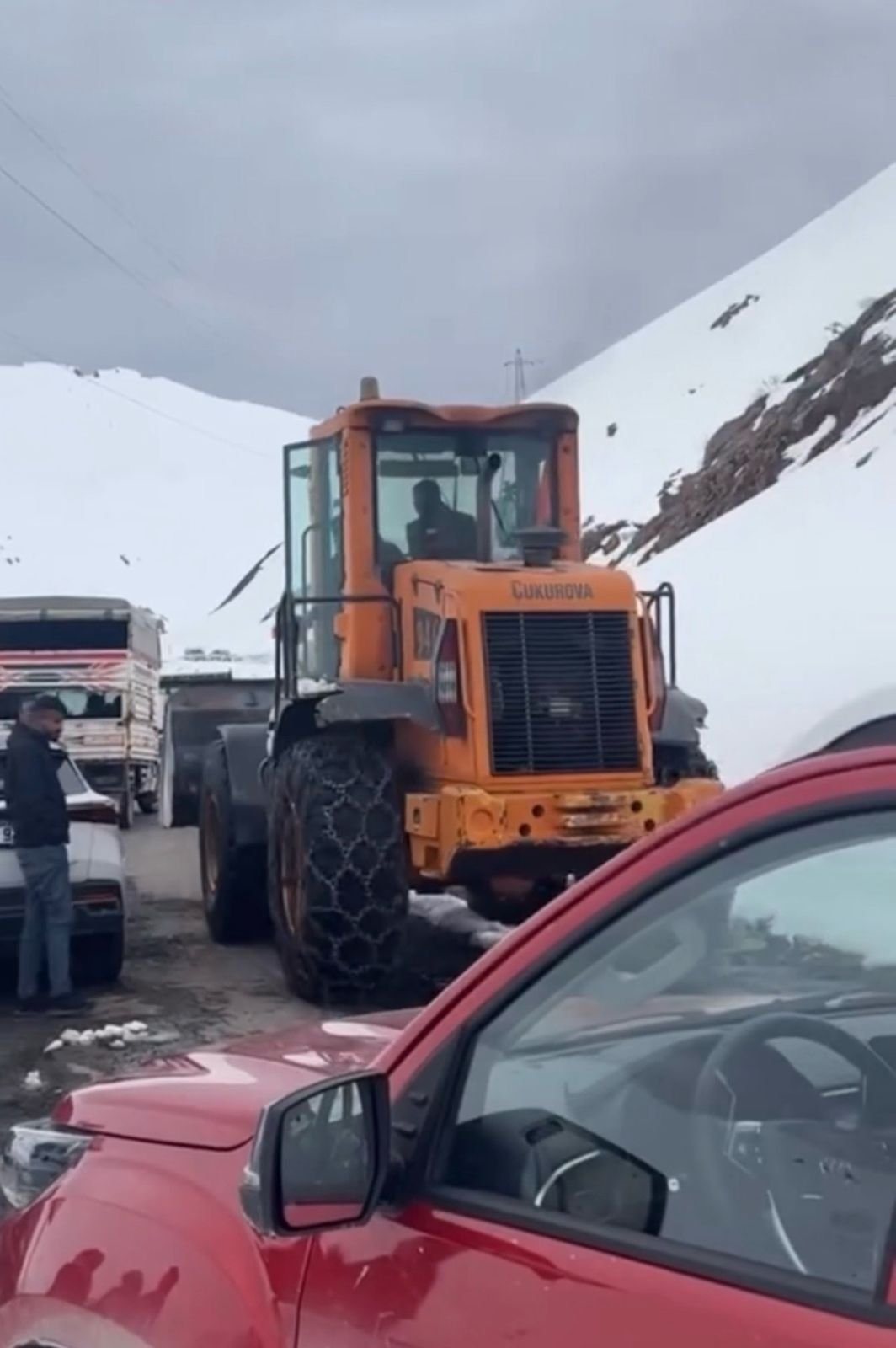 Şırnak'ta çığ düşen kara yolu ulaşıma kapandı