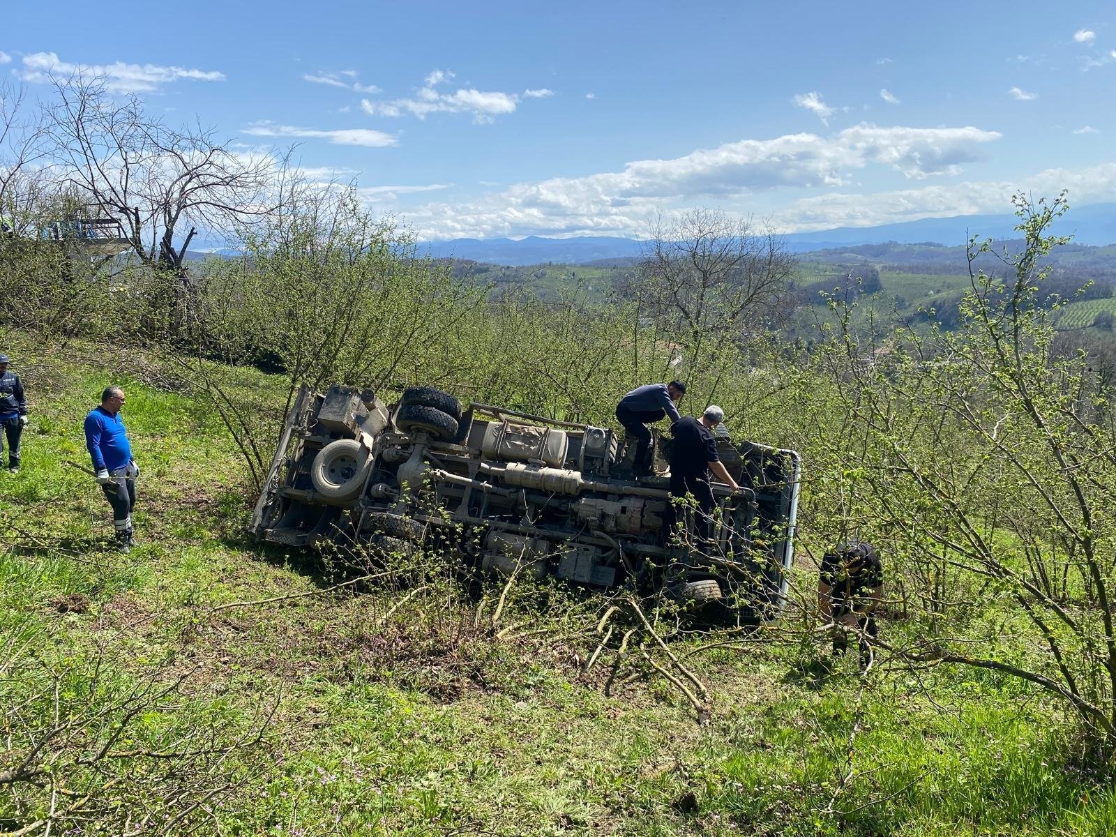 Şoförünün kalp krizi geçirdiği kamyonet, fındık bahçesine devrildi
