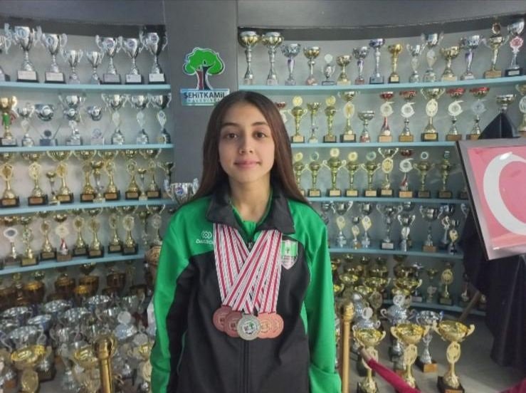 Su korkusunu yenmek için başladığı yüzmede Türkiye 3'üncüsü oldu