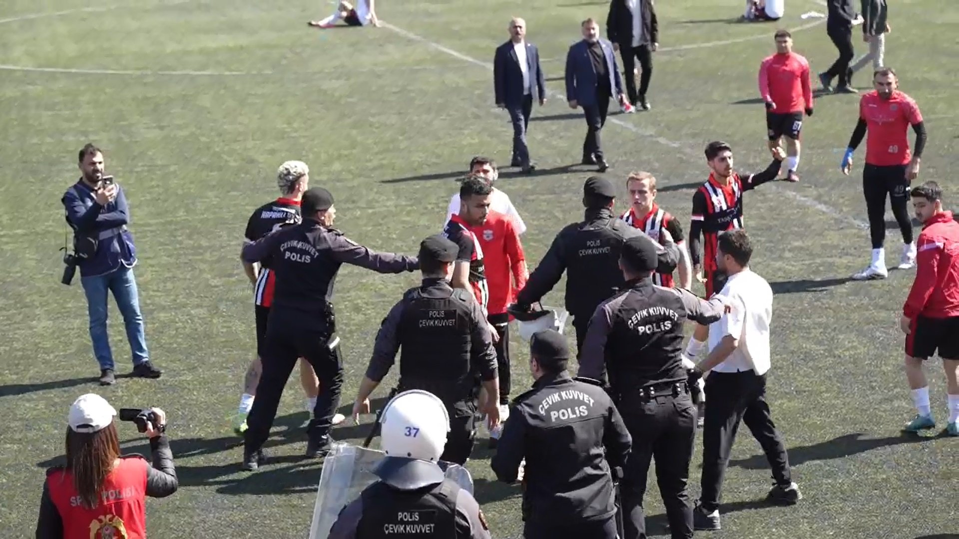 Süper Amatör Lig maçında ev sahibi futbolcular ile deplasman taraftarları arasında gerginlik