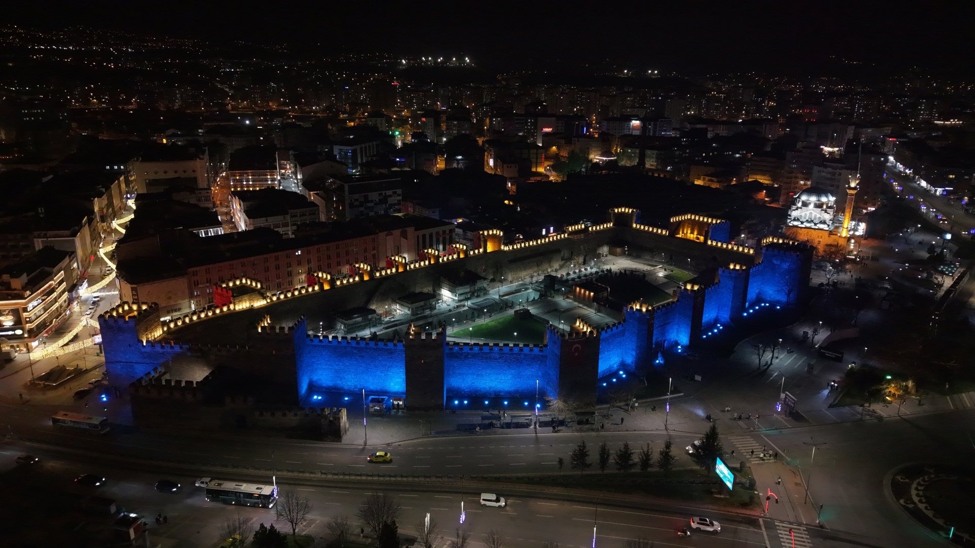 Tarihi Kayseri Kalesi ve saat kulesine 'otizm' farkındalığı