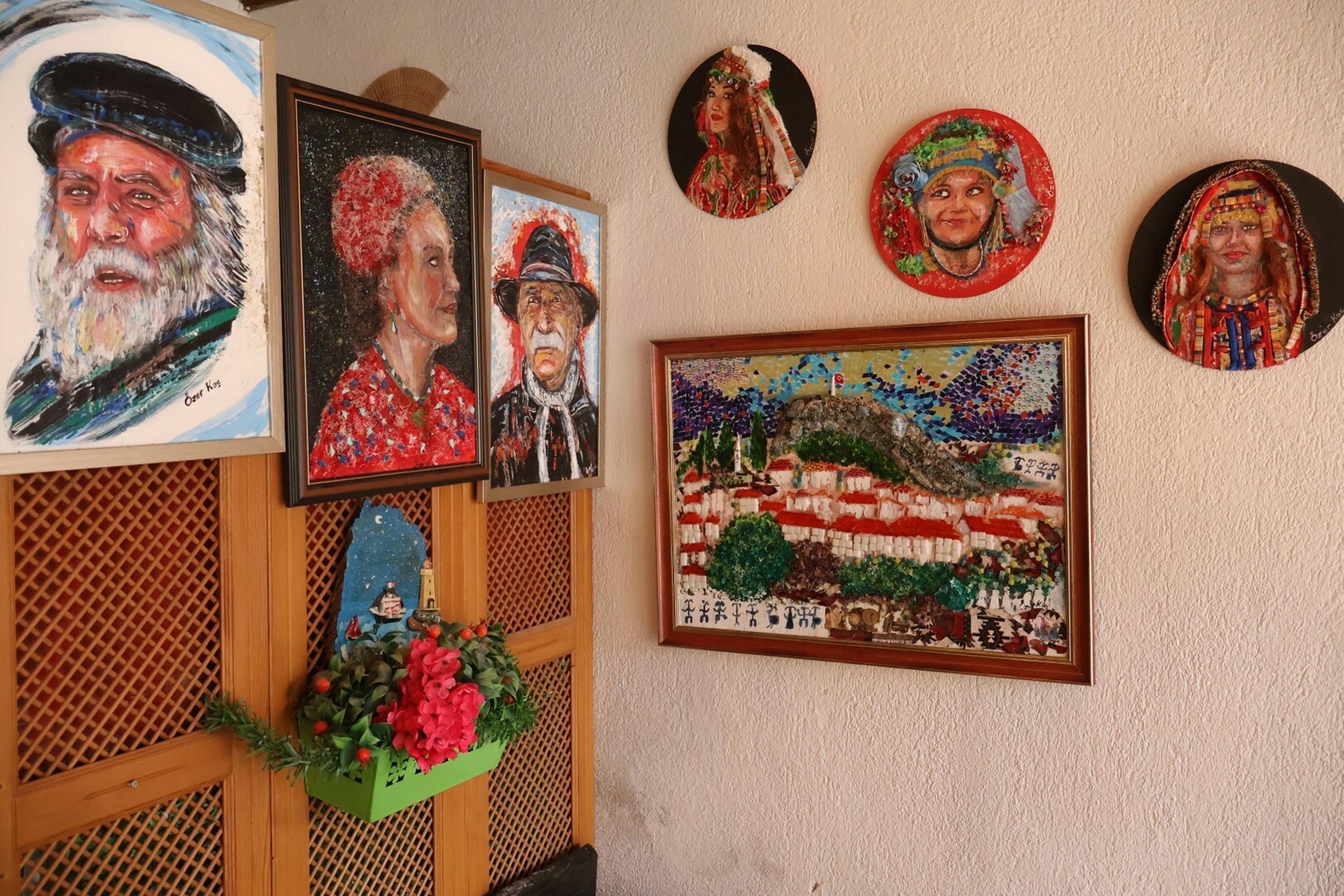 Tarihi semtte çay posasından portakal filesine, her şeyi esere dönüştürüyor