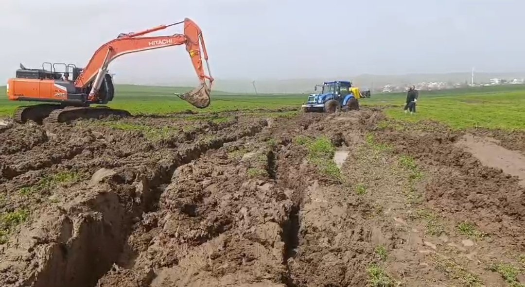 Tarlada çamura saplanan traktörler 3 gün sonra kurtarıldı