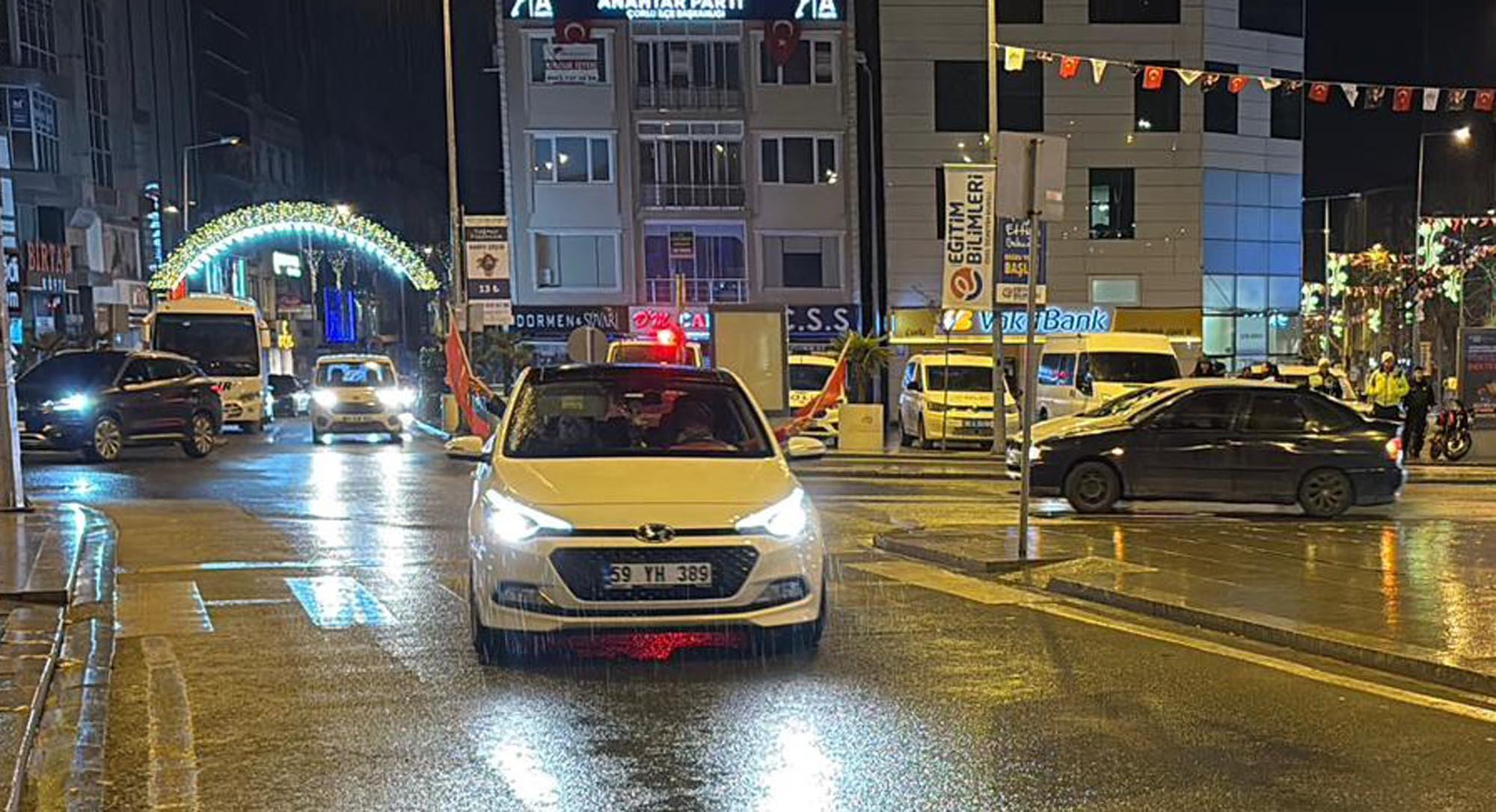 Tekirdağ'da yağmur altında milli sevinç kutlaması