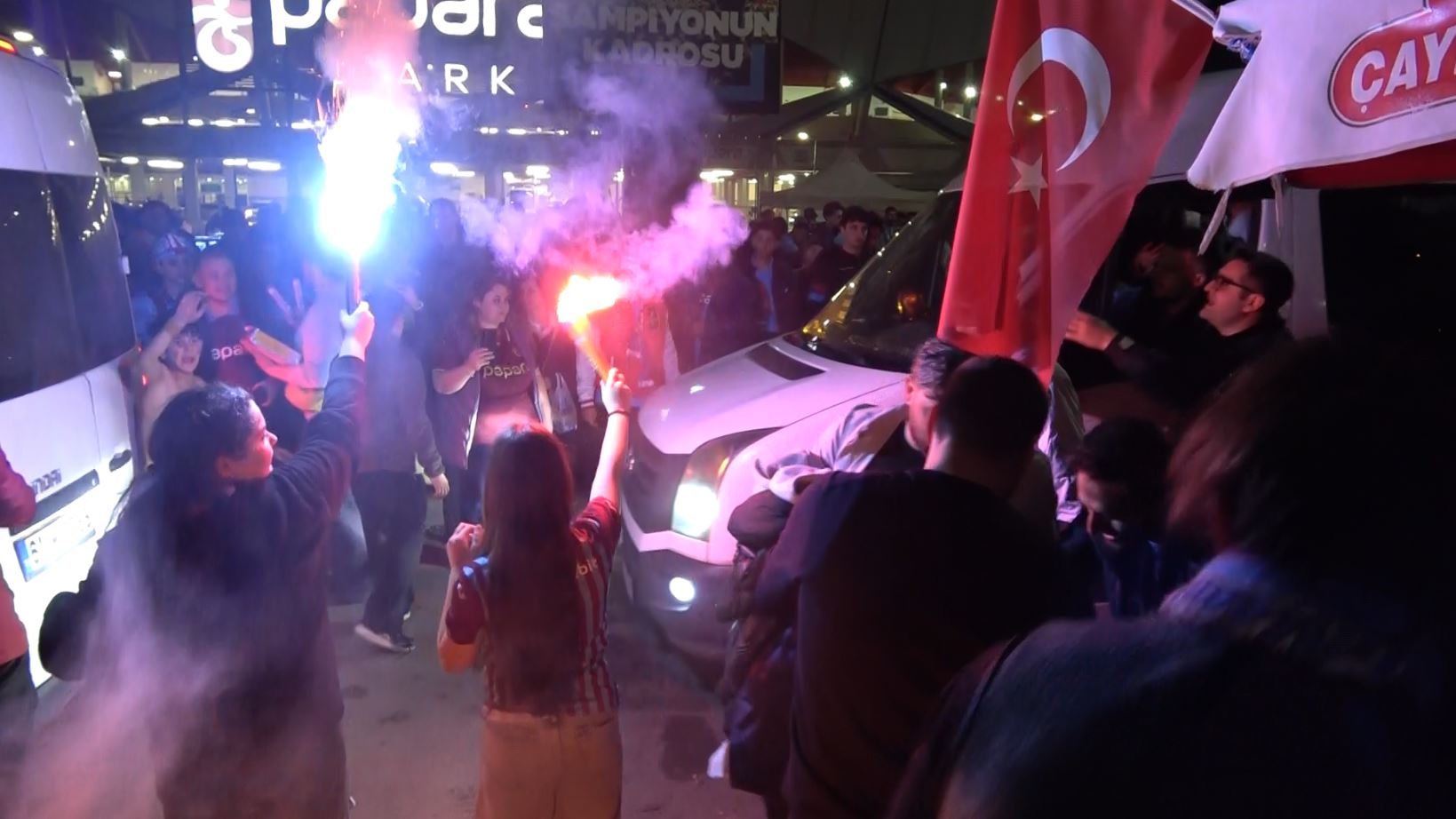 Trabzonsporlu taraftarlar Galatasaray galibiyetini kutladı