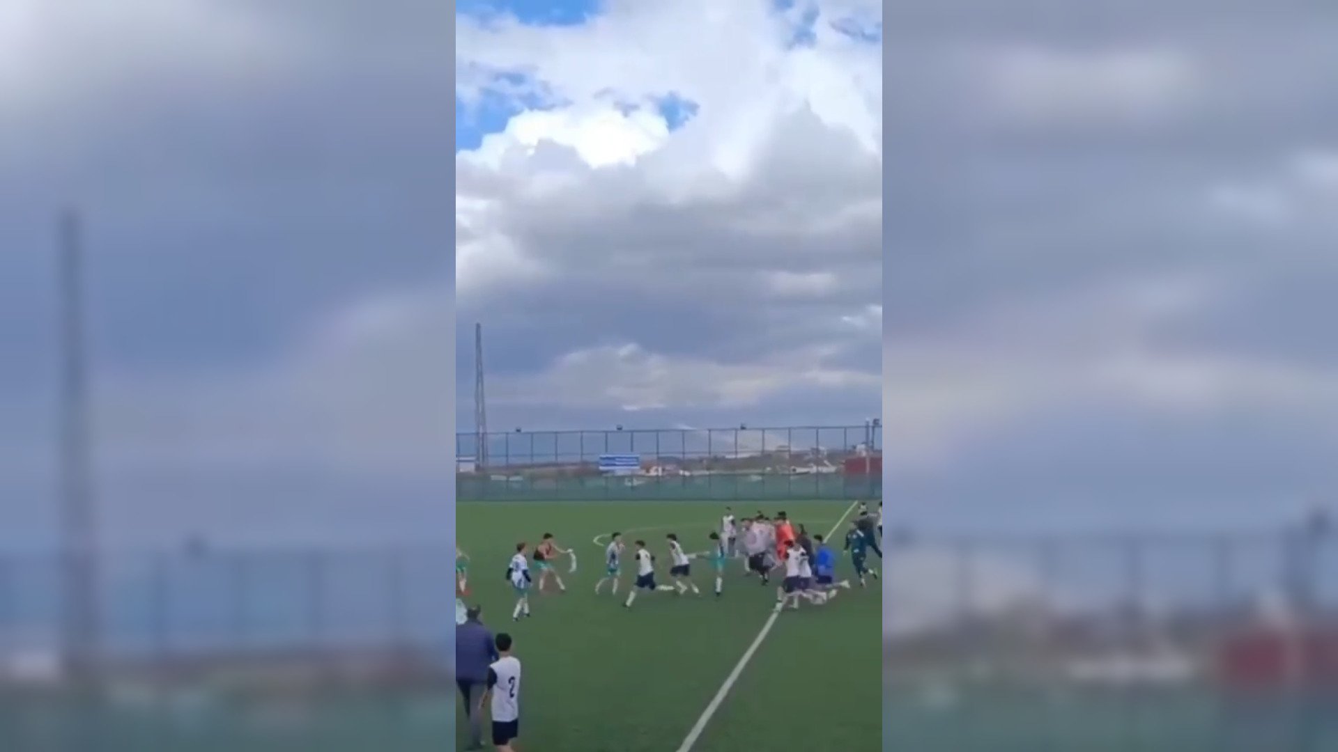 U-14 liginde futbolcuların maç sonu tekmeli yumruklu kavgası kamerada