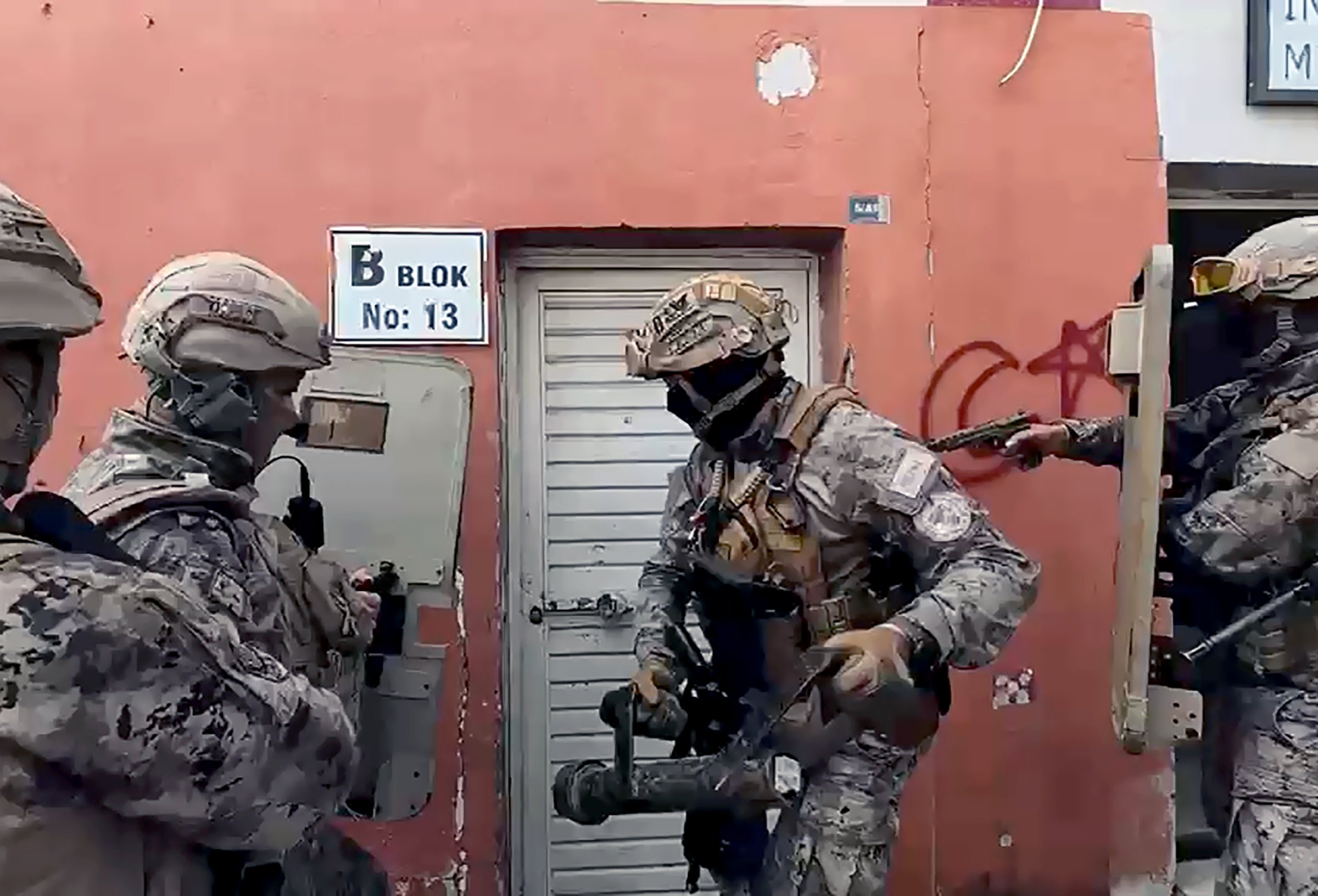 Uyuşturucu hap üretilen depoya operasyon: 9 gözaltı