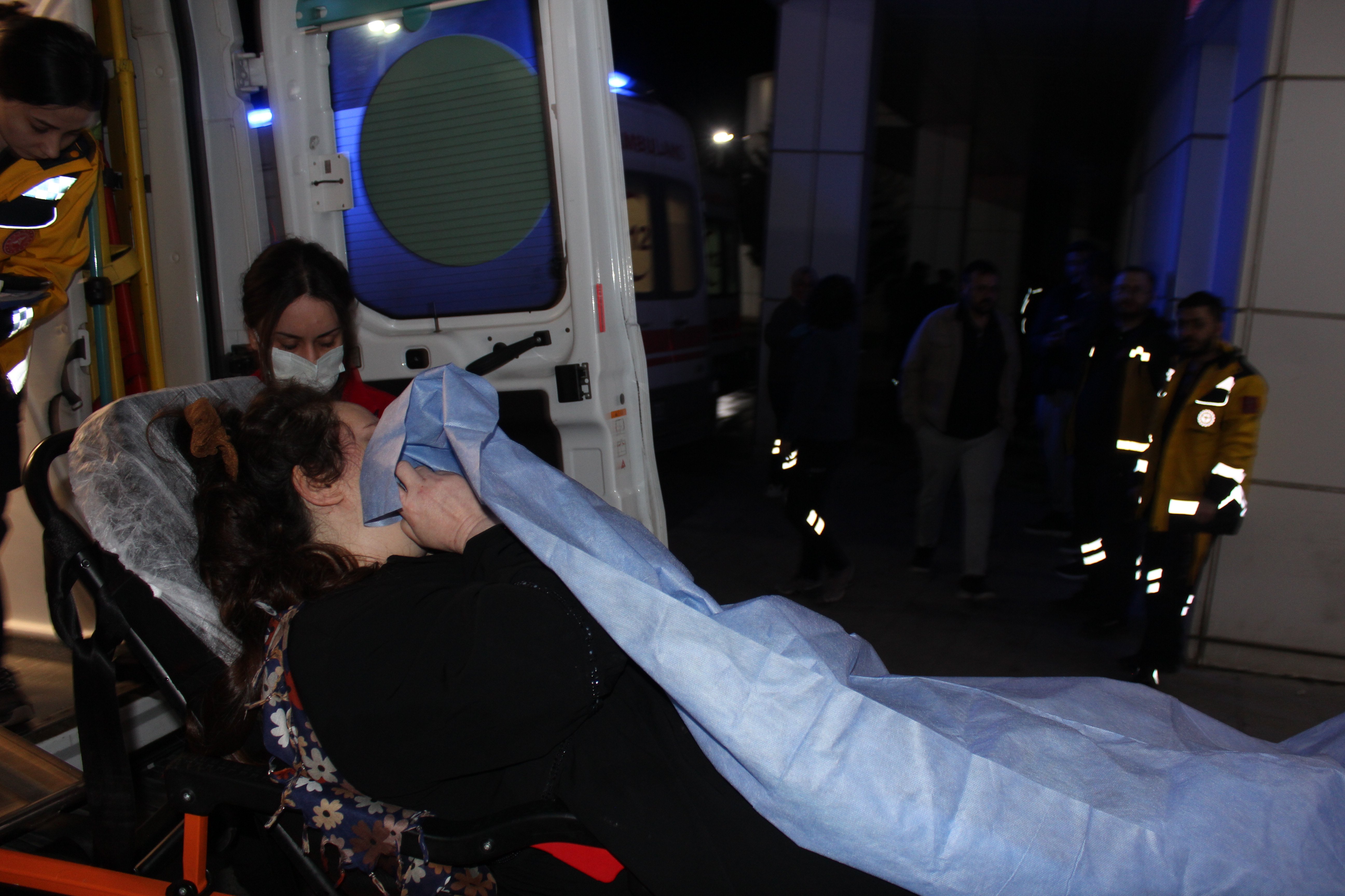 'Yan bakma' kavgası; 2 kardeş ile anneleri yaralandı