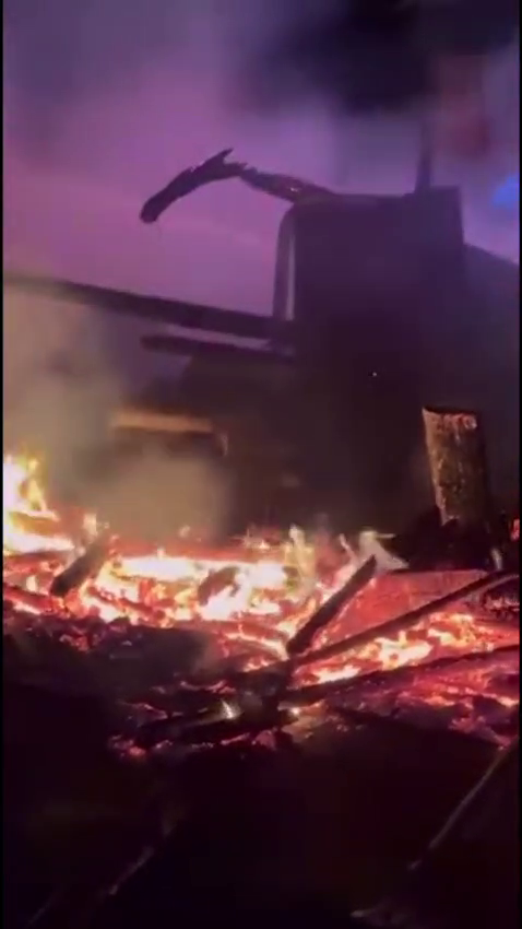 Yıldırım düştü, ahır yandı