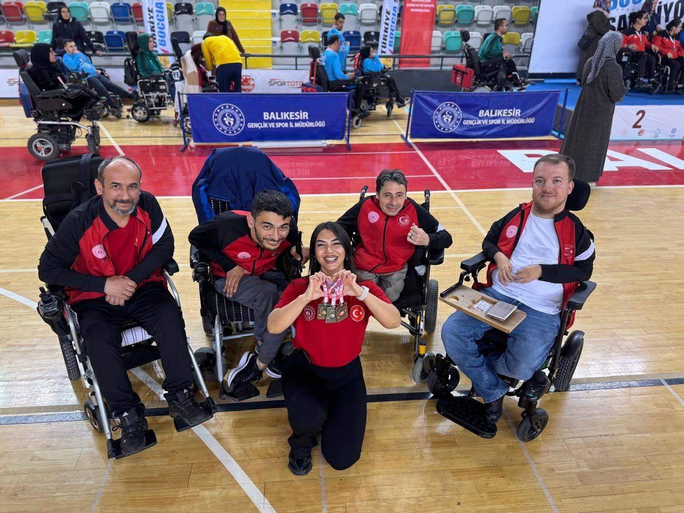 Yıllarca evden çıkmayan bedensel engelli Yücel, tanıştığı boccede stil geliştirip Türkiye şampiyonu oldu