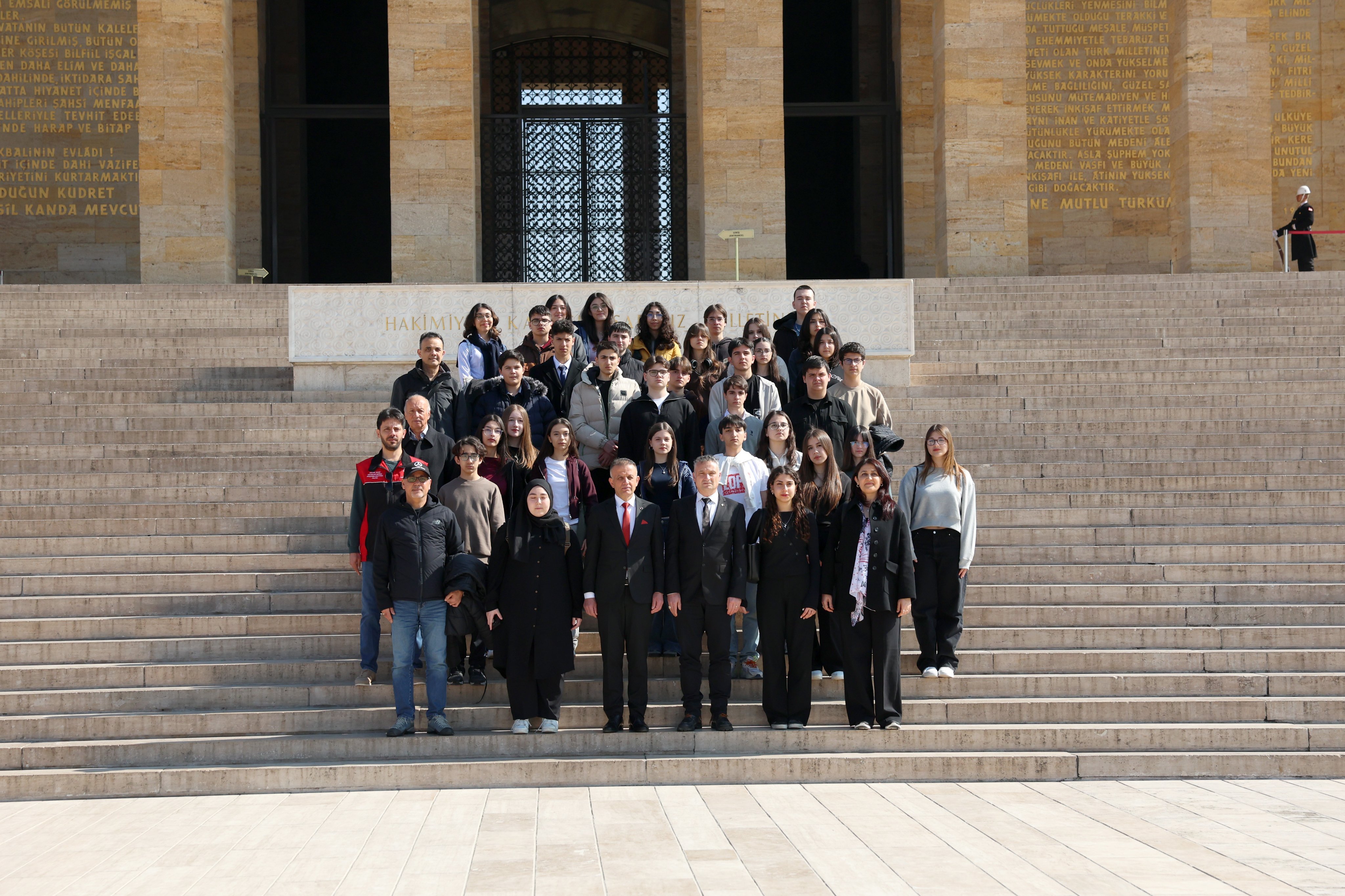 Yürüyen Köşk'ün simgesi olan çınardan elde edilen fide, Anıtkabir'de toprakla buluştu