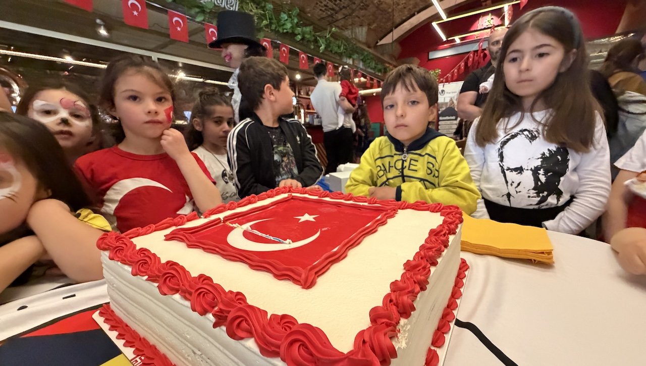 İngiltere’de Çocuklar Atatürk Coşkusunu Yaşadı