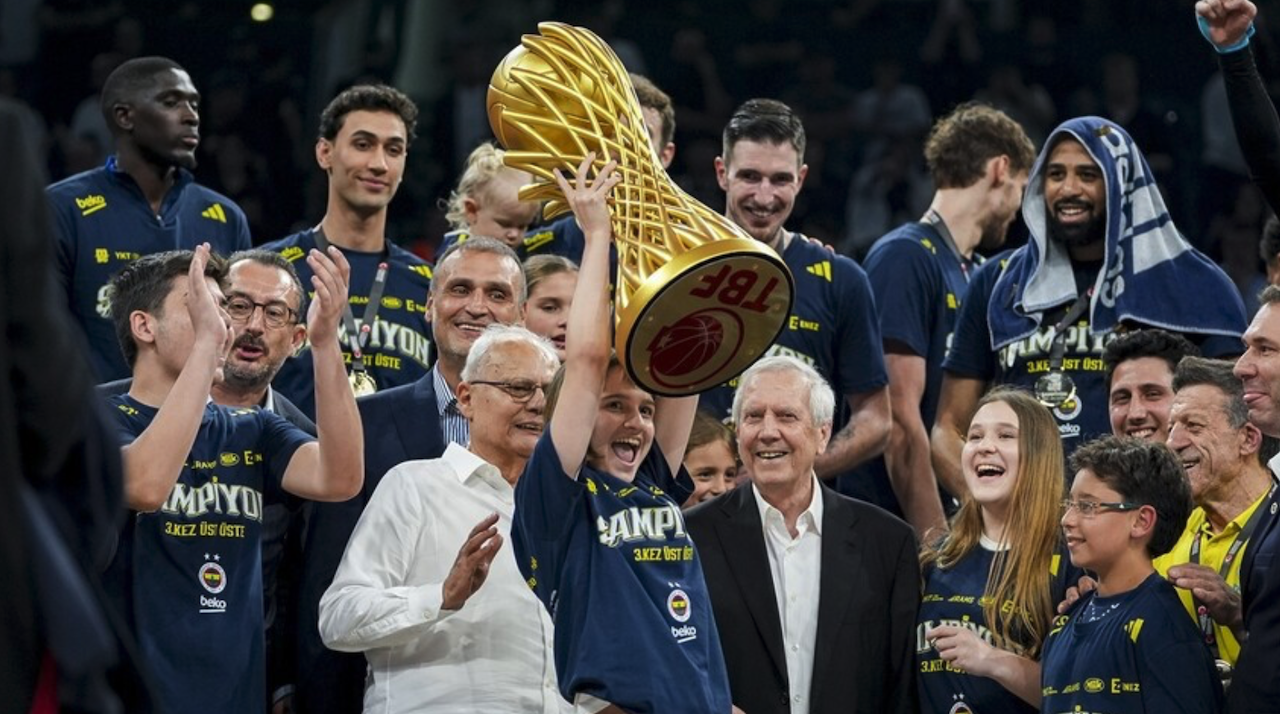 Basketbol Süper Ligi'nde 2025 26 Sezonunu Şampiyon Olarak Tamamlayan Fenerbahçe Beko, Kupasını Aldı.