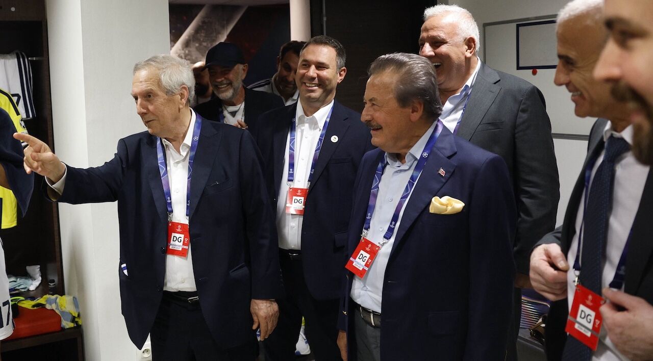 Azi̇z Yildirim Fenerbahçe’ye Soyunma Odasinda 2