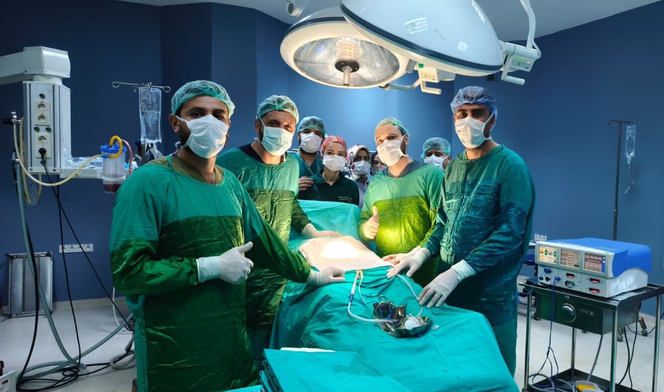 82 yaşındaki hastanın mesanesinden 42 parça taş çıkarıldı