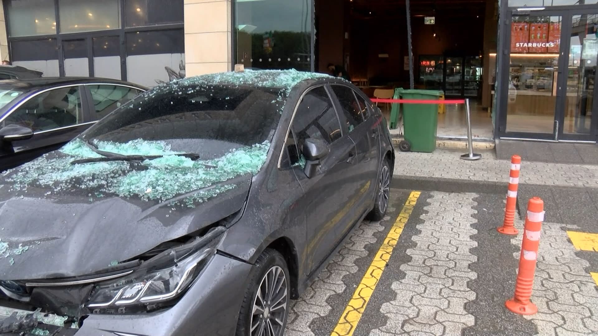 Çekmeköy'de sürücü fren yerine gaza bastı; cip çarptığı otomobille kafeye girdi