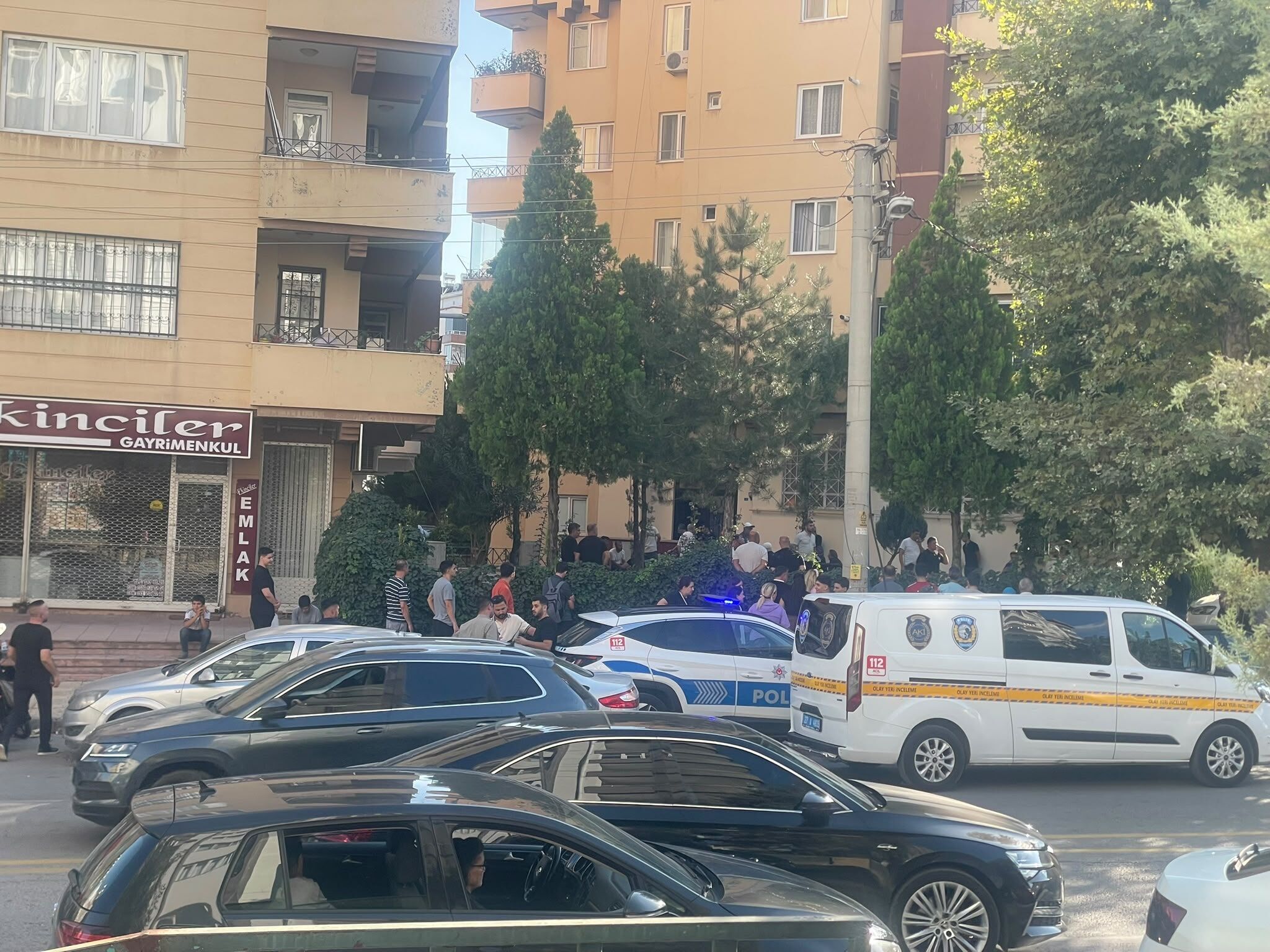 Evinde arkadaşını öldürüp, intihar etti