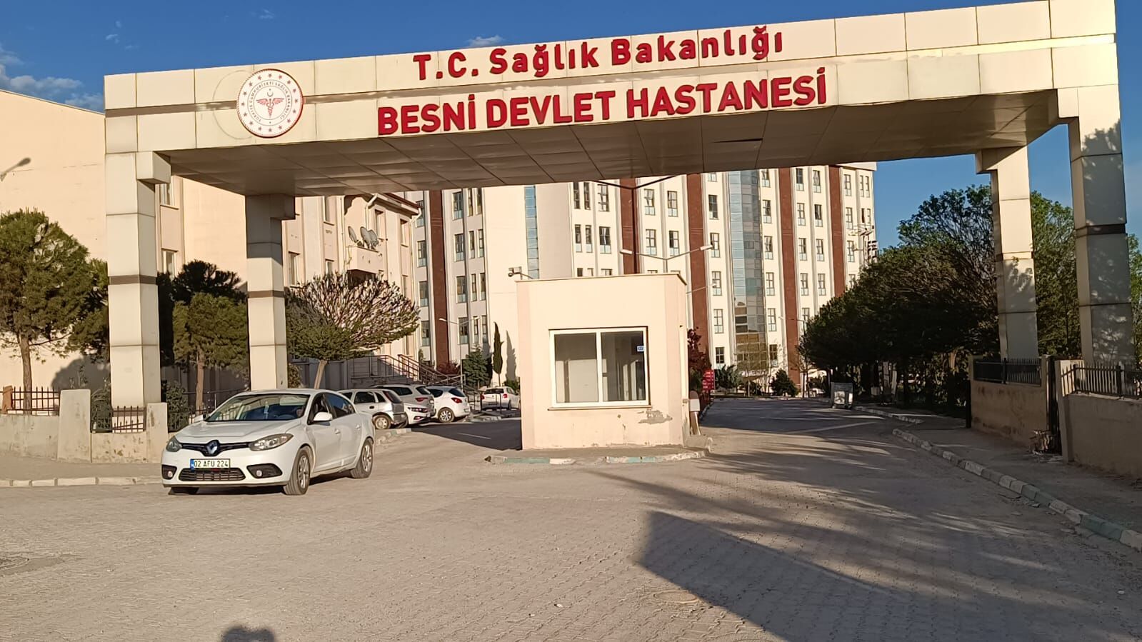 Otomobil ile hafriyat kamyonu çarpıştı: 4 yaralı