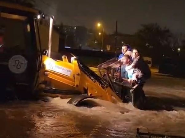 Arnavutköy'de yağış mesaisi sürüyor
