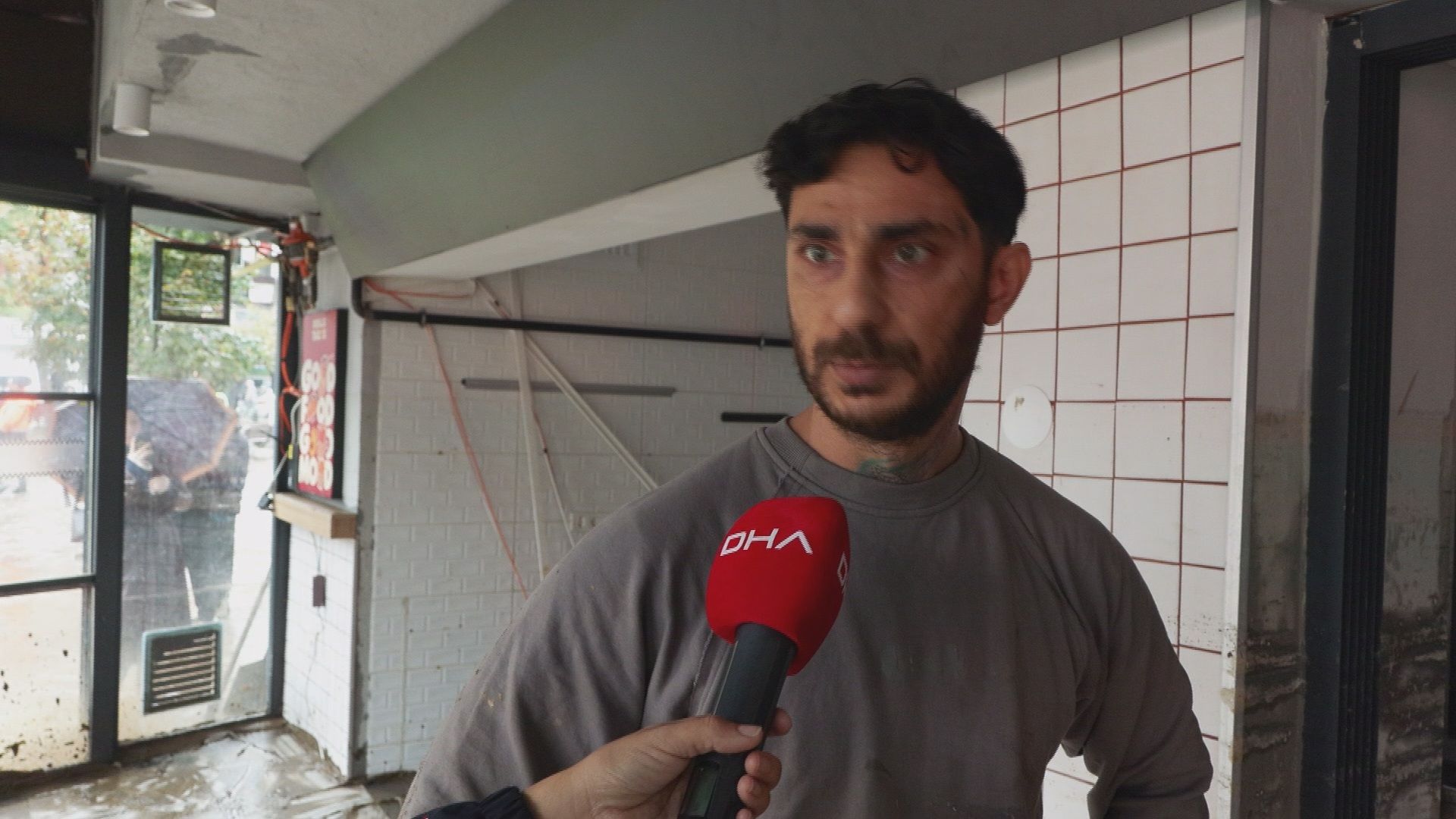 Ayazağa'da sel sonrası araç, ev ve iş yerlerinde oluşan hasar görüntülendi