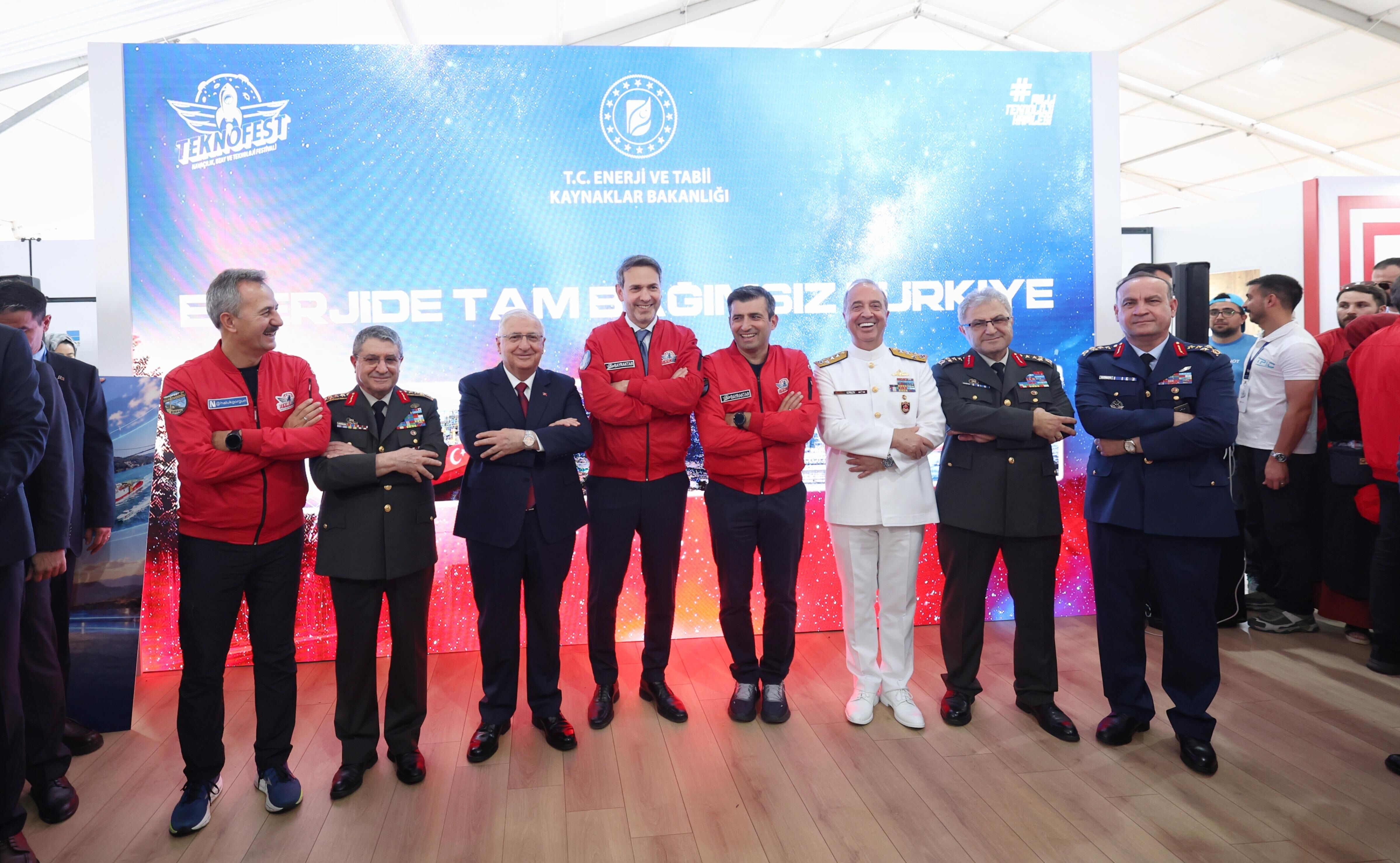 Bakan Güler, TEKNOFEST alanında stantları ziyaret etti