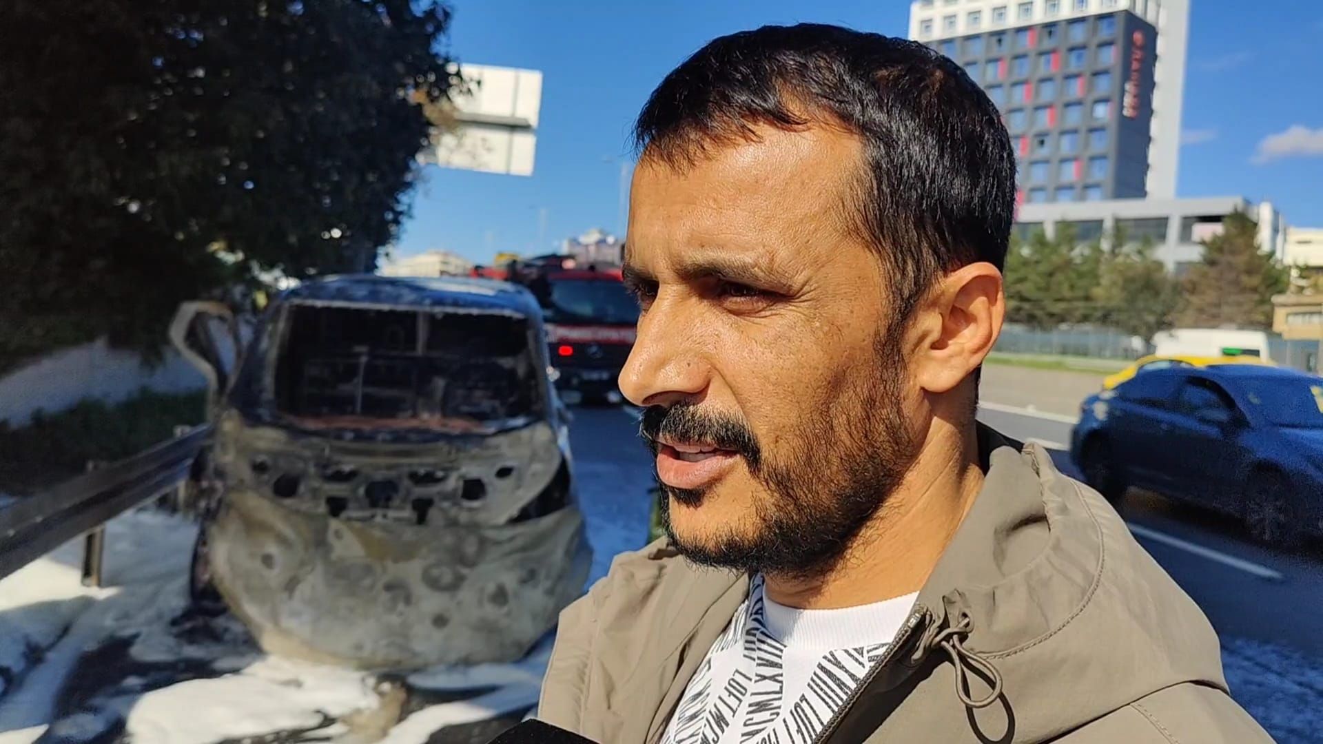 Bayrampaşa'da seyir halindeki minibüs alev alev yandı