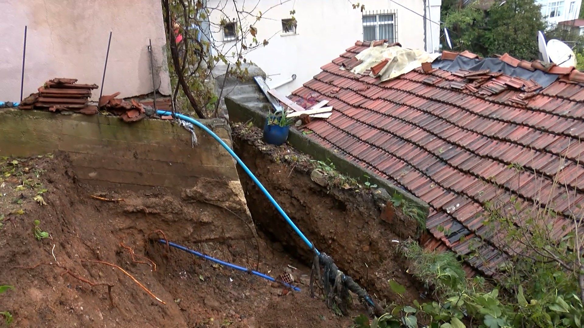 Beykoz'da istinat duvarı çöktü; 3 katlı bina tahliye edilecek