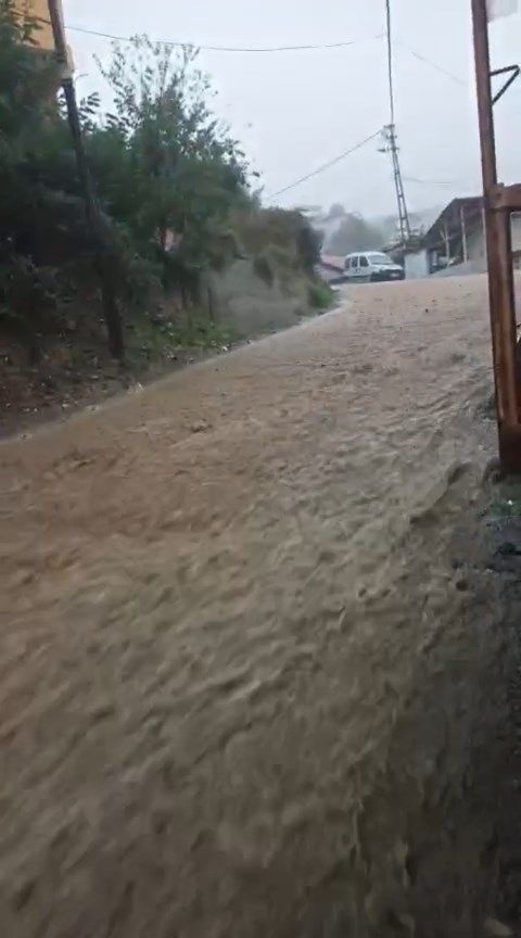Beykoz'da sağanak sonrası caddeyi su bastı