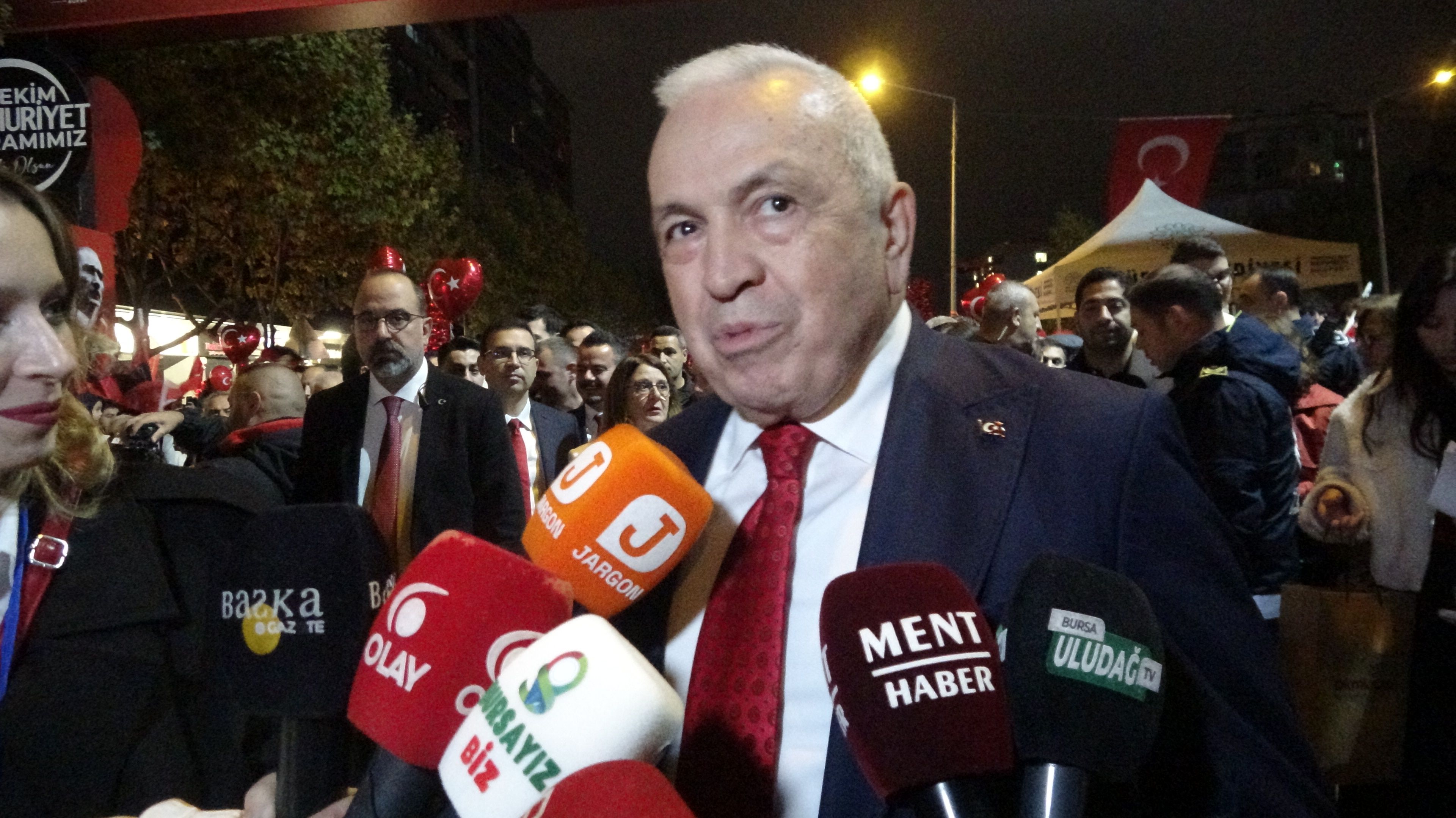 Bursa'da sağanak altında Cumhuriyet yürüyüşü ve Can Bonomo konseri