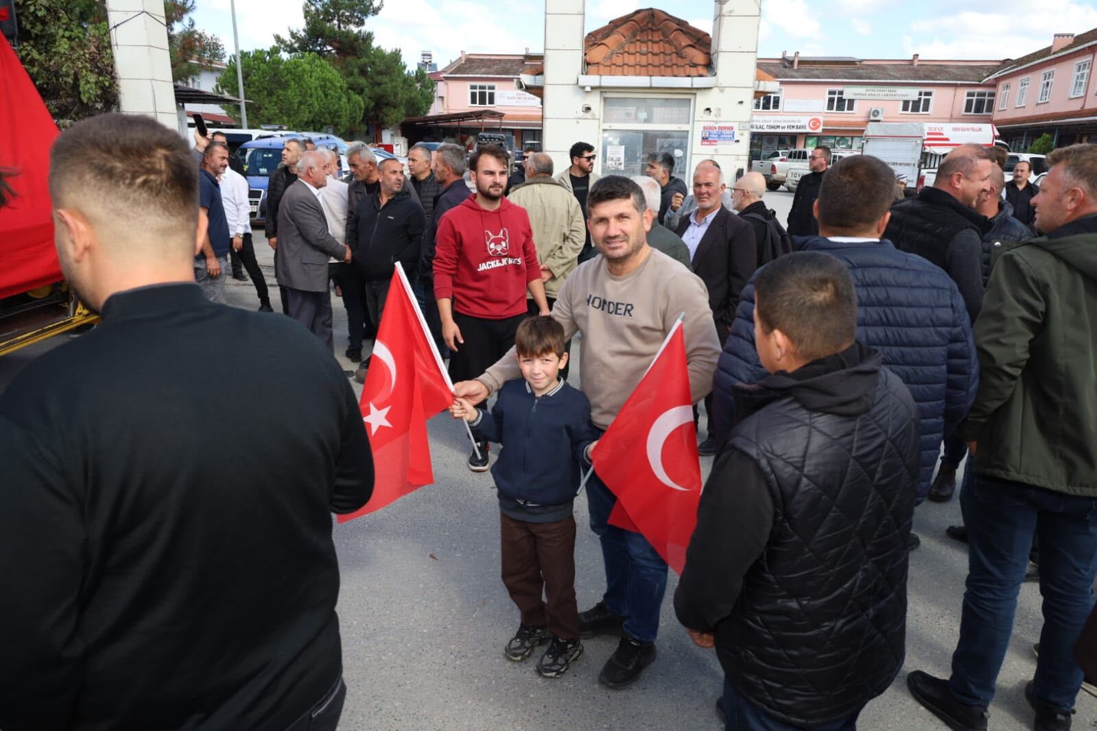 Çeltik üreticileri traktörlerle konvoy oluşturdu